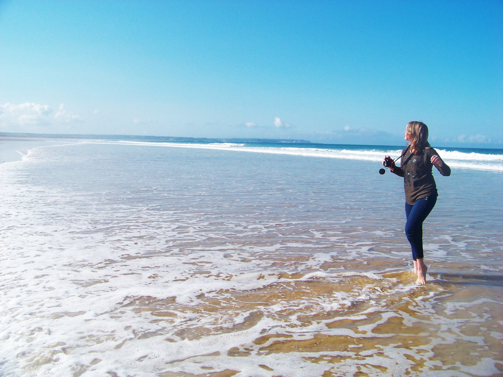 Kodak EASYSHARE Z8612 IS DIGITAL CAMERA sample photo. Sister on the sea photography