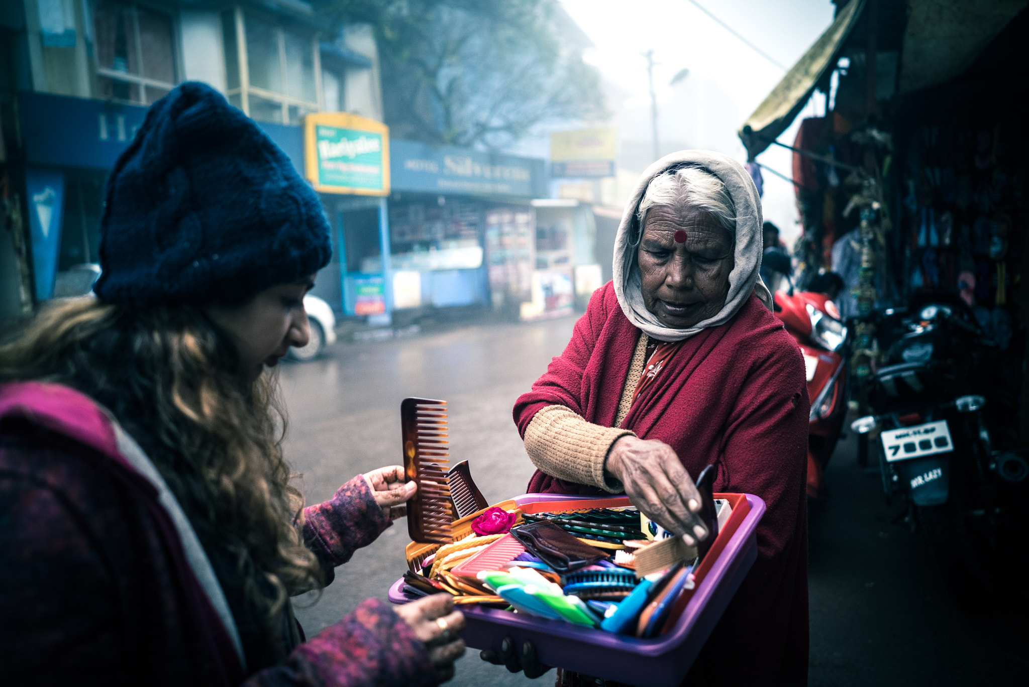 ZEISS Batis 25mm F2 sample photo. This old women sells combs on the streets of mahabaleswar photography