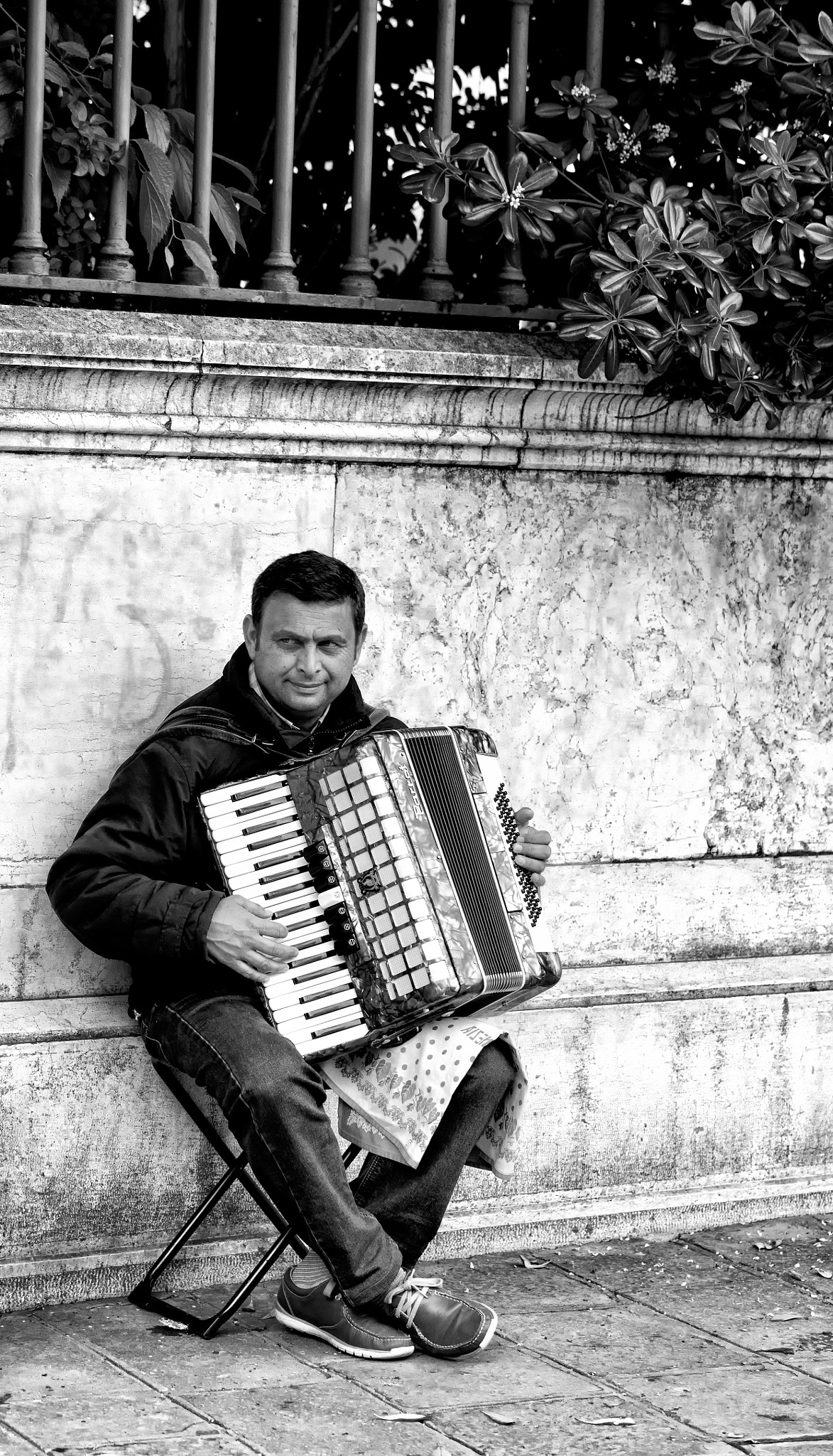 Canon EOS 5DS + Canon EF 100mm F2.8L Macro IS USM sample photo. Street-corner accordion player (venice, italy) photography