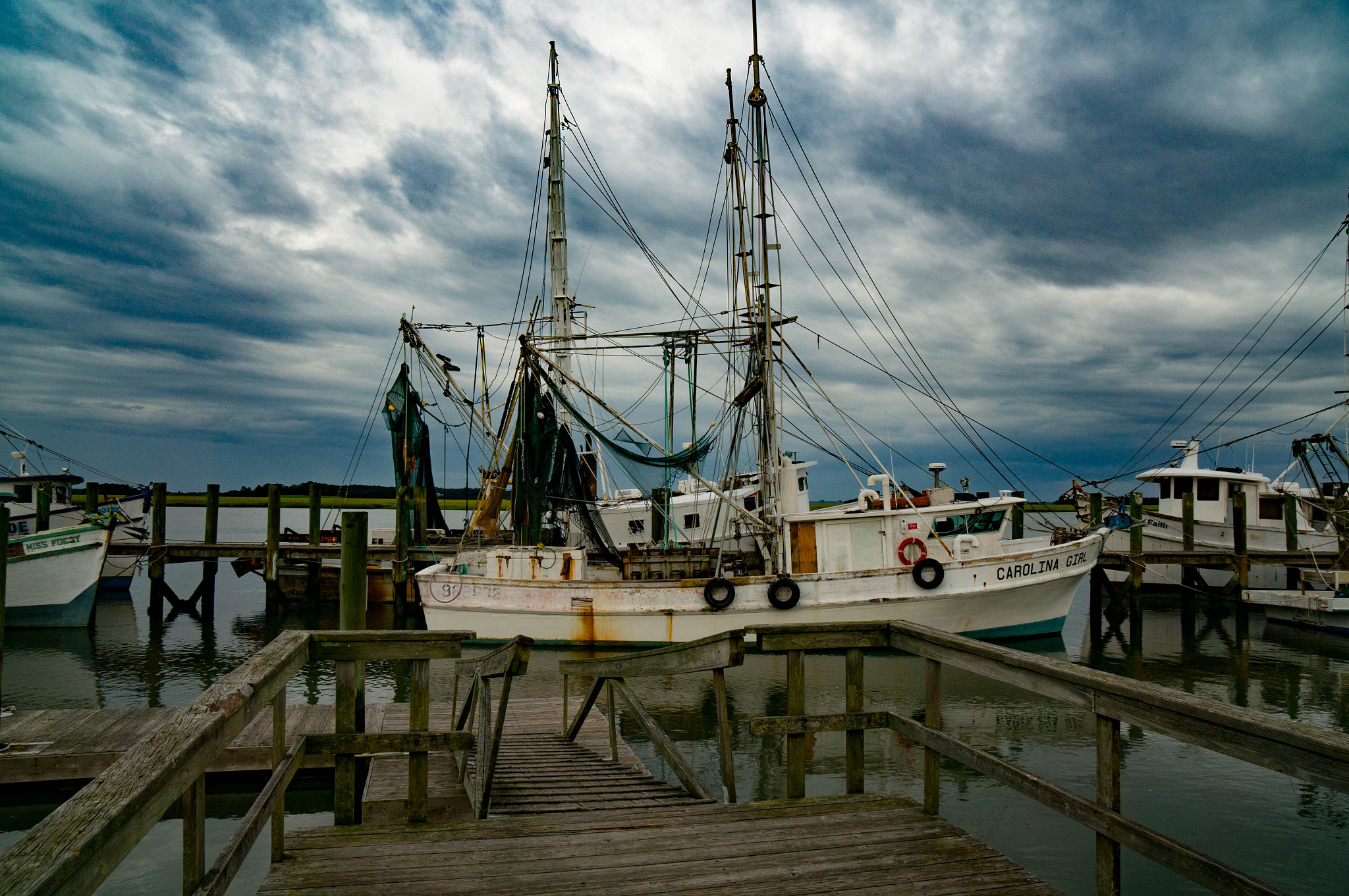 Sony Alpha NEX-6 + Sony Vario-Tessar T* E 16-70mm F4 ZA OSS sample photo. Boat dock photography