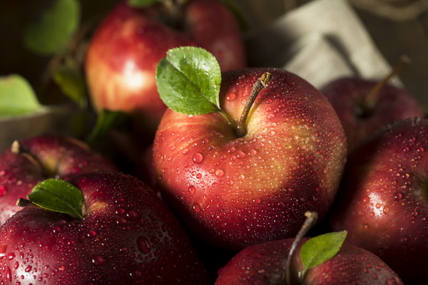 Canon EF 100mm F2.8L Macro IS USM sample photo. Raw organic red delicious apples photography