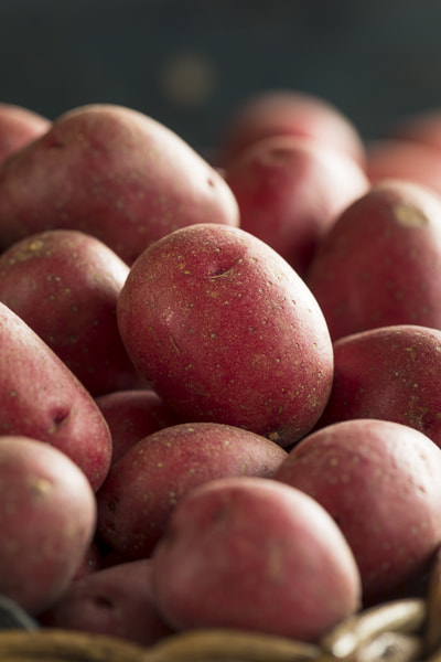 Canon EF 100mm F2.8L Macro IS USM sample photo. Raw organic red potatoes photography