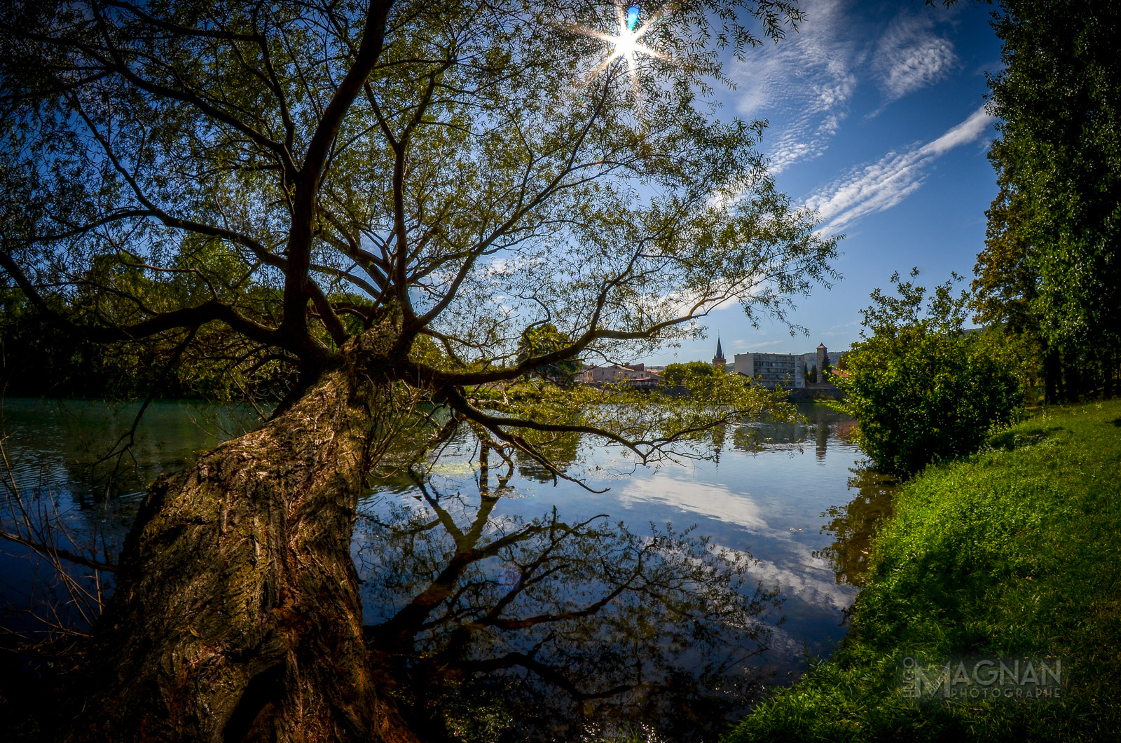 Nikon D7000 + Samyang 8mm F3.5 Aspherical IF MC Fisheye sample photo. Au dessus de l'eau photography