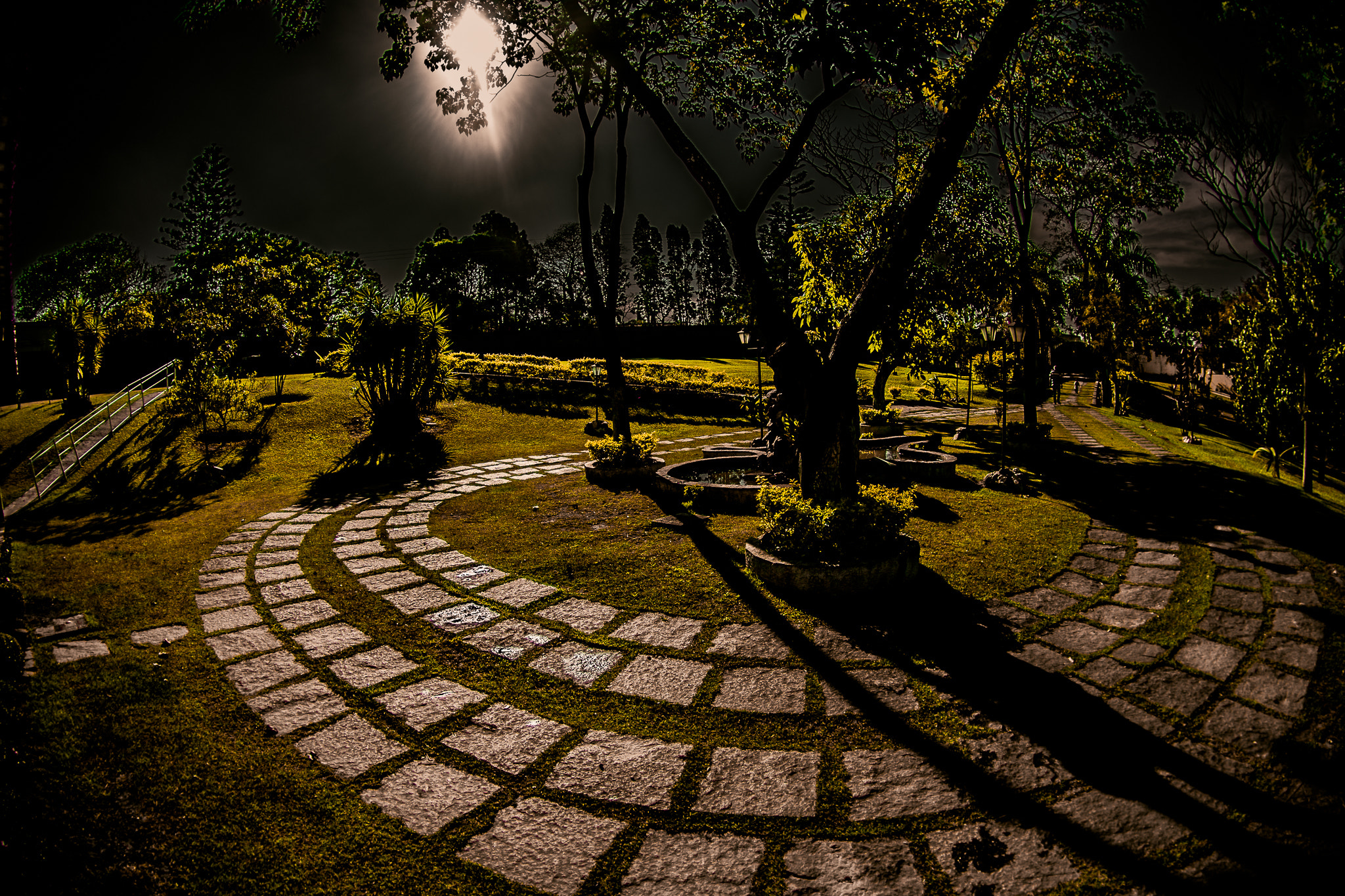 Tokina AT-X 10-17mm F3.5-4.5 DX Fisheye sample photo. O dia vira noite photography