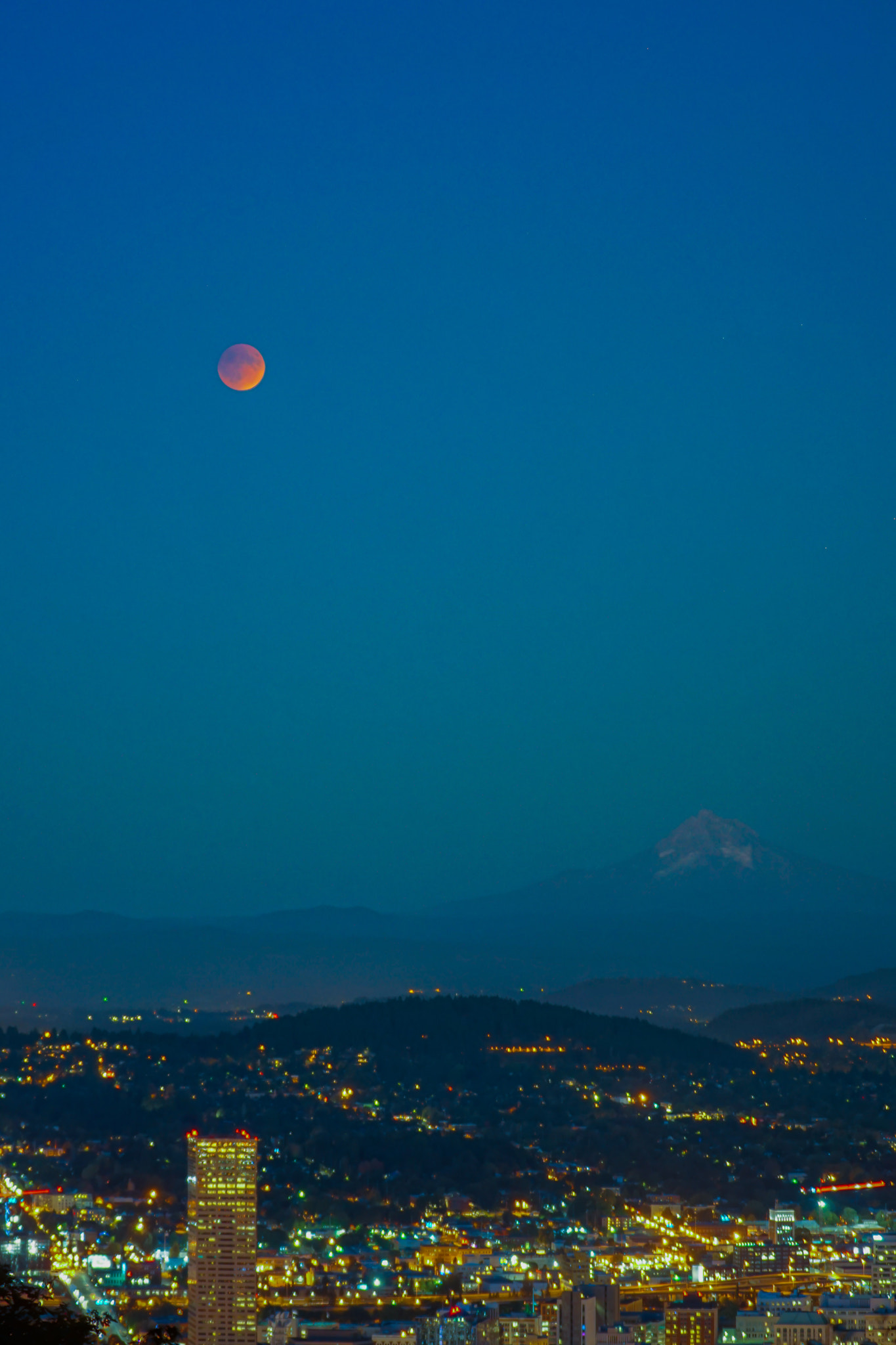 Sony ILCA-77M2 + Minolta/Sony AF 70-200mm F2.8 G sample photo. Blood moon from pittock mansion photography