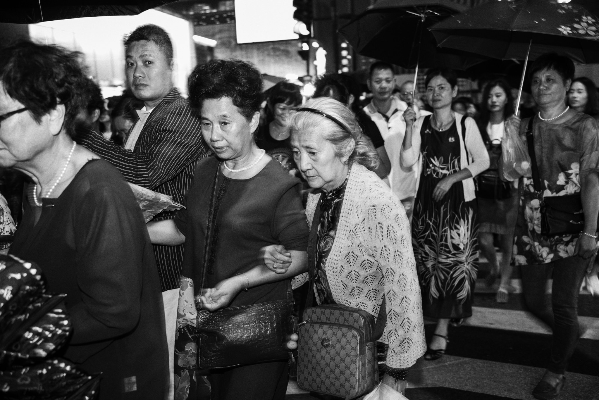 Leica Summilux-M 35mm F1.4 ASPH sample photo. Busy street photography