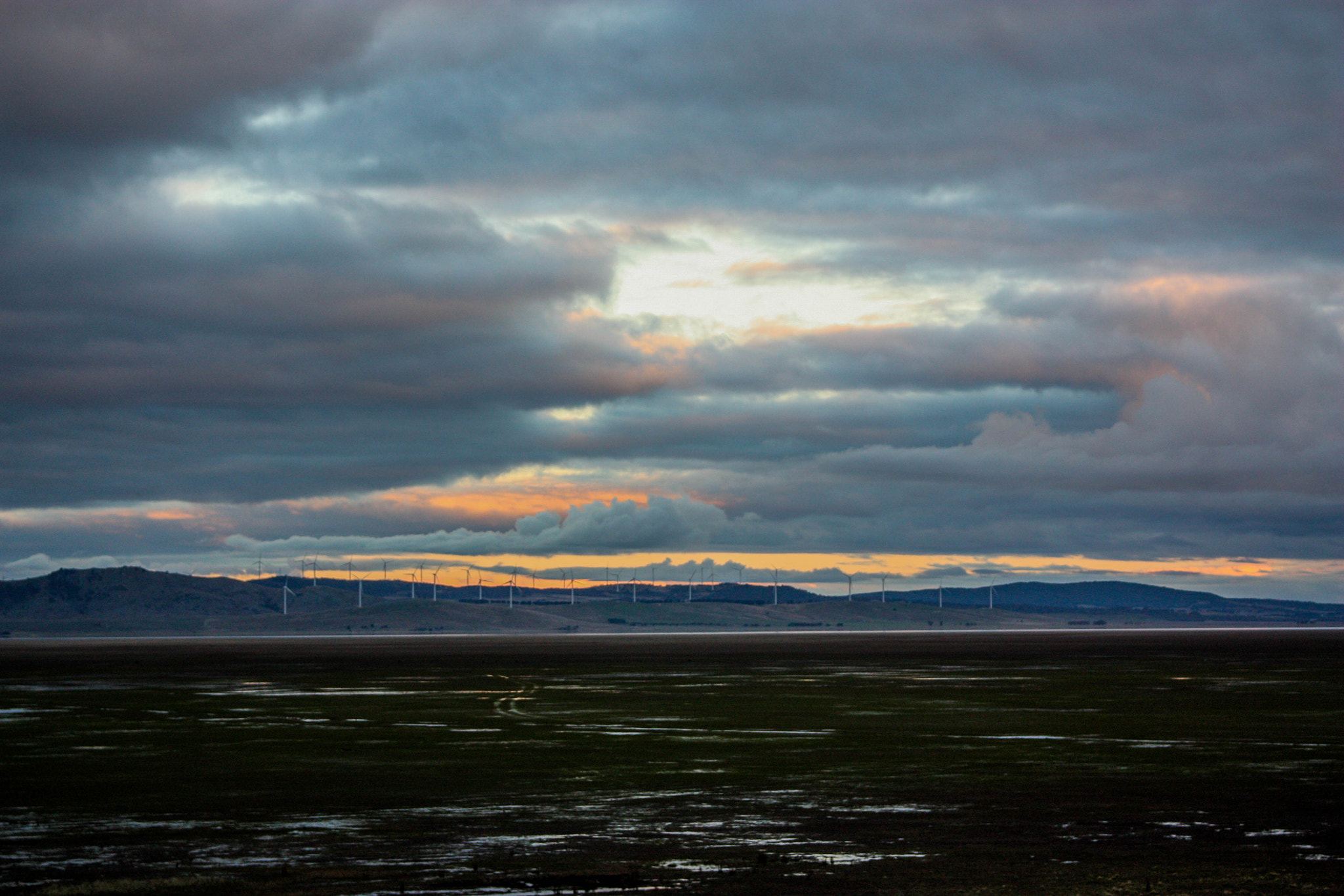 Canon EOS 450D (EOS Rebel XSi / EOS Kiss X2) sample photo. Wind turbines at lake george. photography