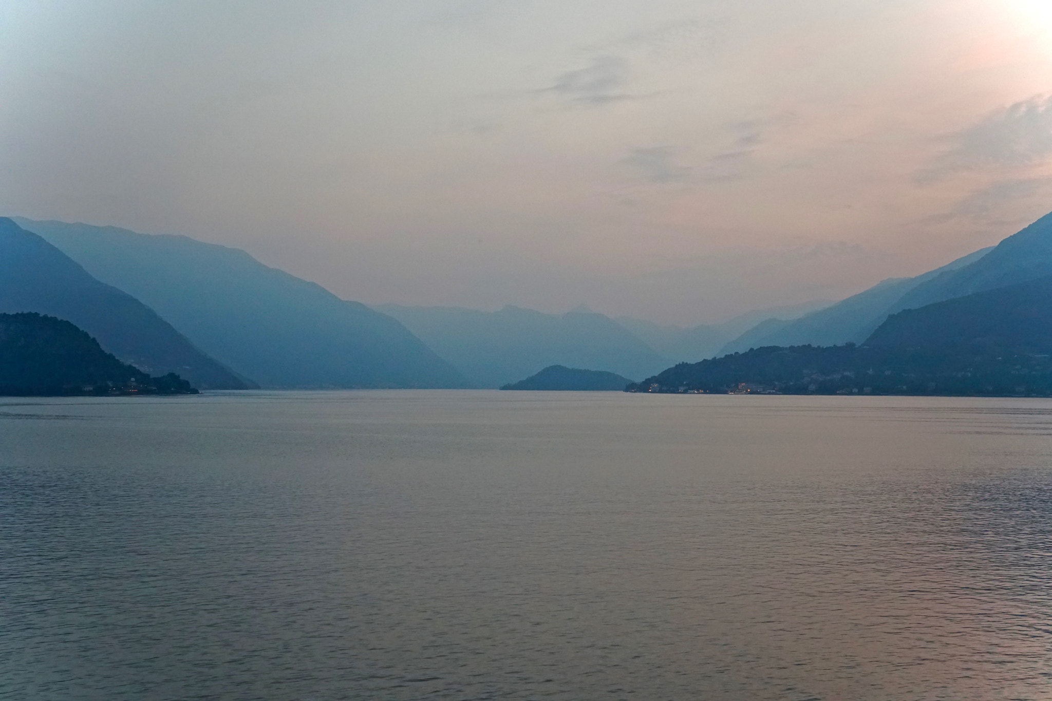 Sony a6300 + Sigma 30mm F1.4 DC DN | C sample photo. Lake como at dusk photography