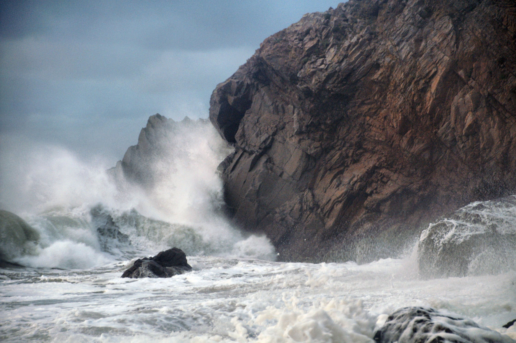KONICA MINOLTA MAXXUM 5D sample photo. Breaking waves photography