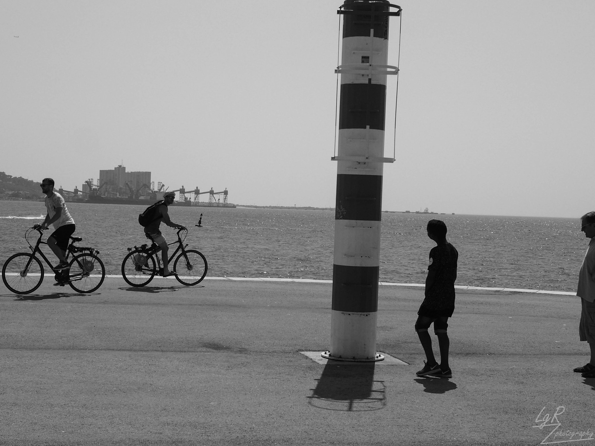 Olympus OM-D E-M5 II + Panasonic Leica DG Summilux 25mm F1.4 II ASPH sample photo. The boy and the cyclists photography