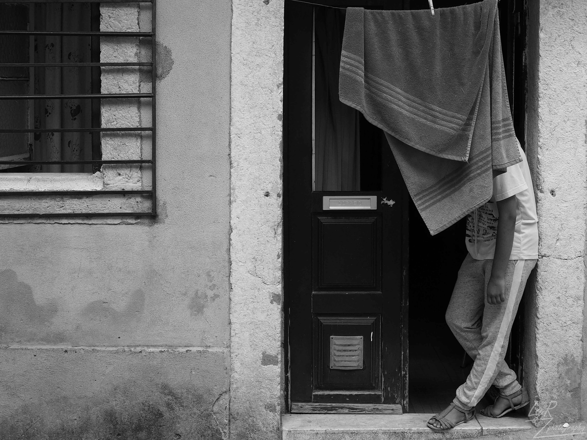 Olympus OM-D E-M5 II + Panasonic Leica DG Summilux 25mm F1.4 II ASPH sample photo. The girl and the towel photography