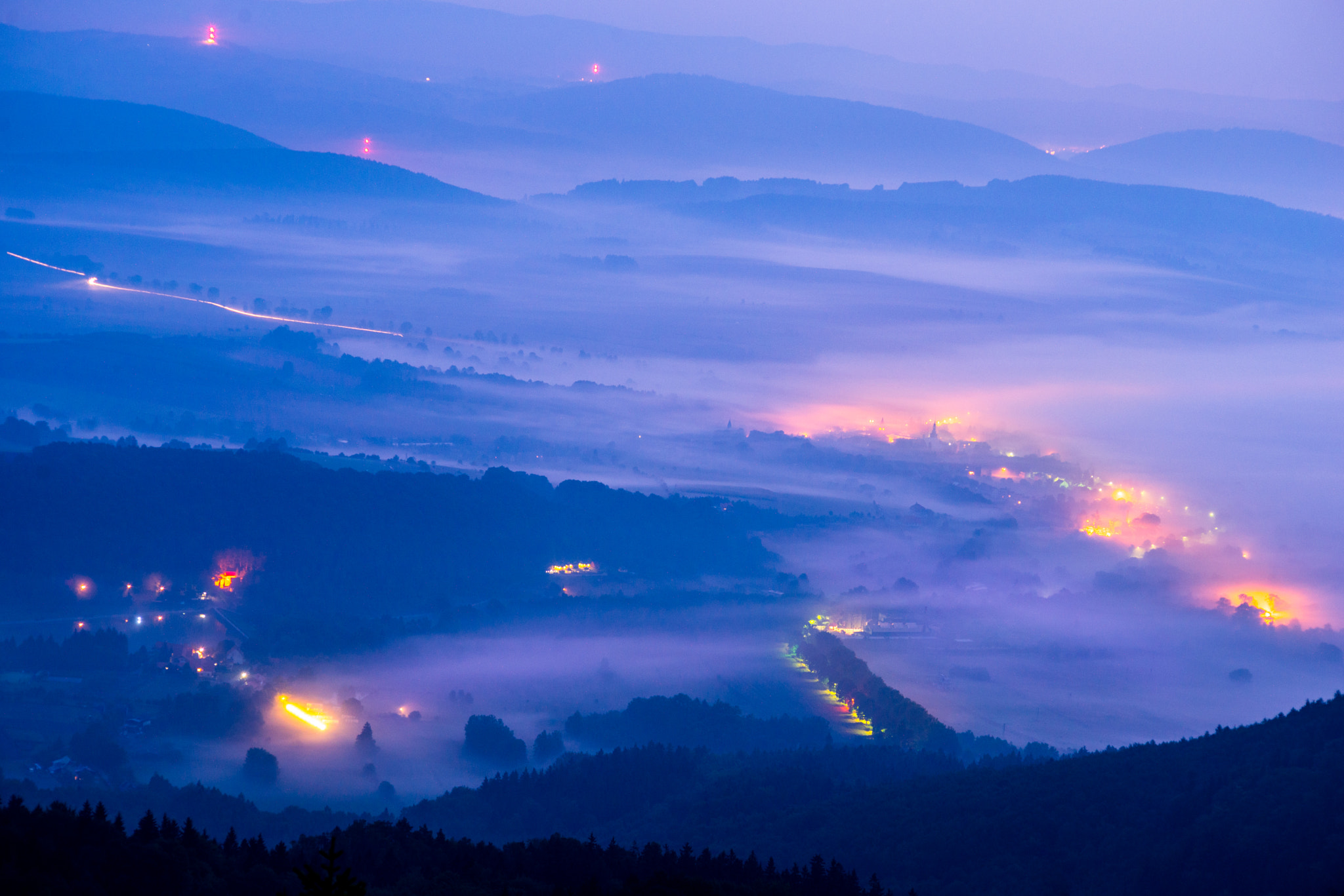 Nikon D610 + AF Nikkor 70-210mm f/4-5.6 sample photo. Foggy night photography