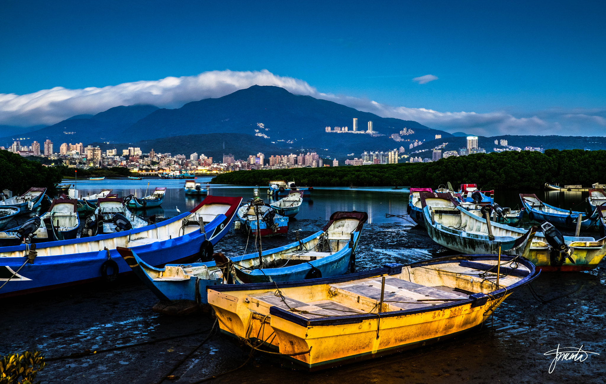 Sony DT 16-105mm F3.5-5.6 sample photo. Wharf at dusk photography