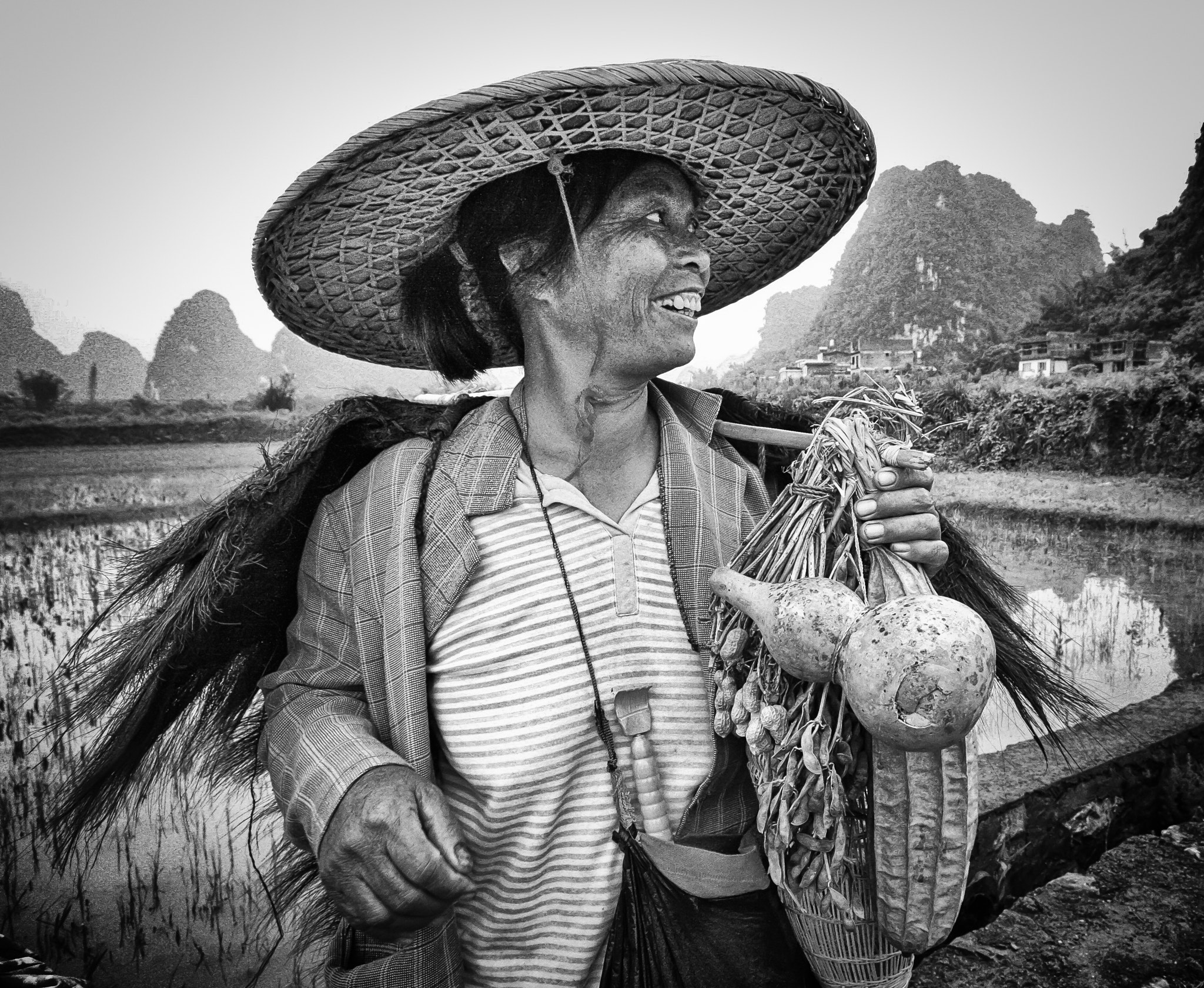 Canon EOS 450D (EOS Rebel XSi / EOS Kiss X2) + Sigma 10-20mm F4-5.6 EX DC HSM sample photo. The jolly lady. guilin, china. photography