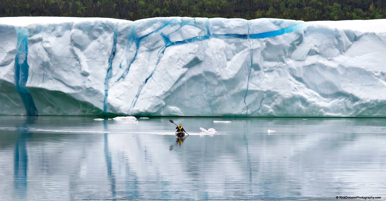 Canon EOS-1D Mark IV + Canon EF 70-200mm F4L IS USM sample photo. Kayaking with icebergs photography