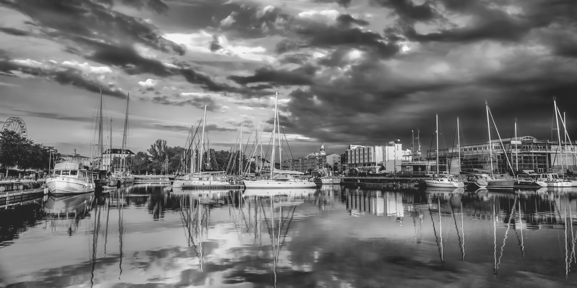 Nikon D810 + Nikon AF-S Nikkor 24mm F1.4G ED sample photo. Nuages sur la rochelle photography