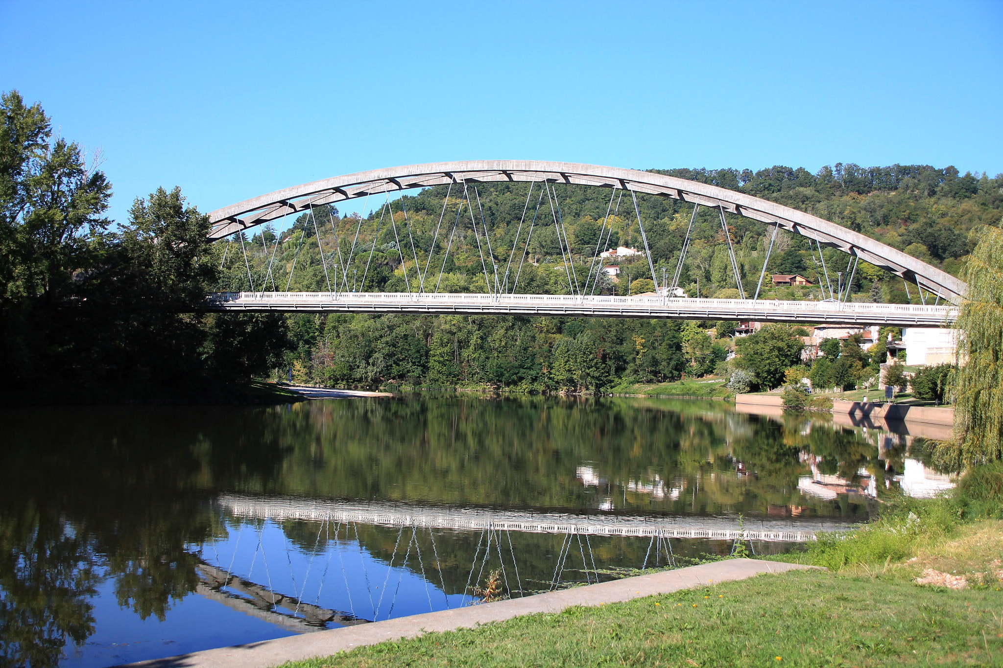 Canon EOS 1100D (EOS Rebel T3 / EOS Kiss X50) + Canon TS-E 90mm F2.8 Tilt-Shift sample photo. Castelmoron's bridge on the lot photography
