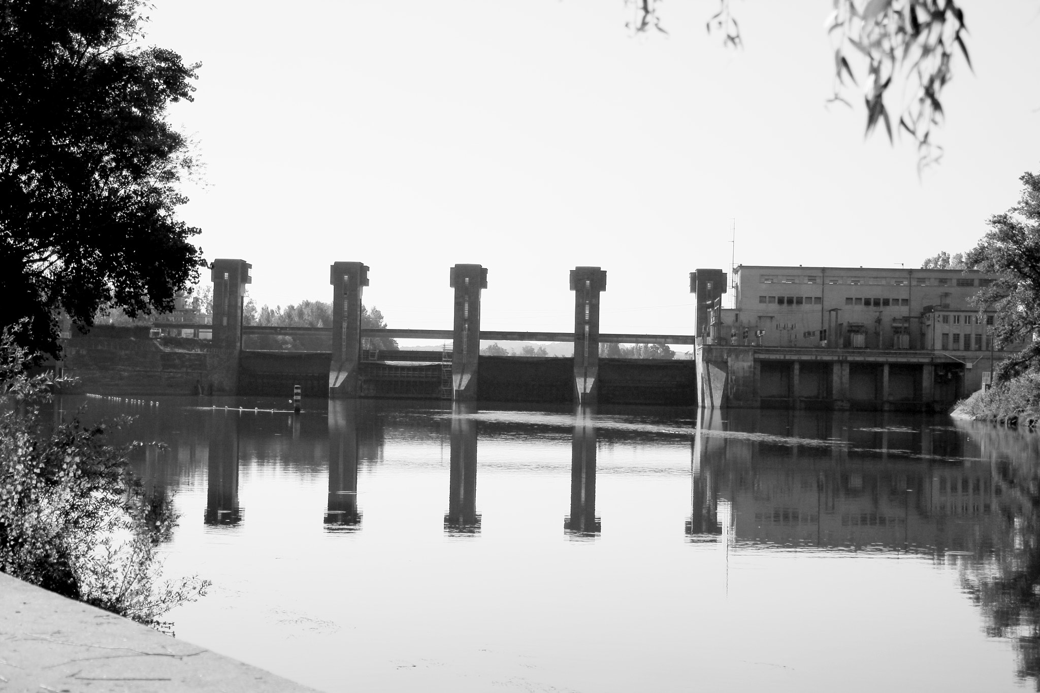 Canon EOS 1100D (EOS Rebel T3 / EOS Kiss X50) + Canon TS-E 90mm F2.8 Tilt-Shift sample photo. Dam on the river lot photography