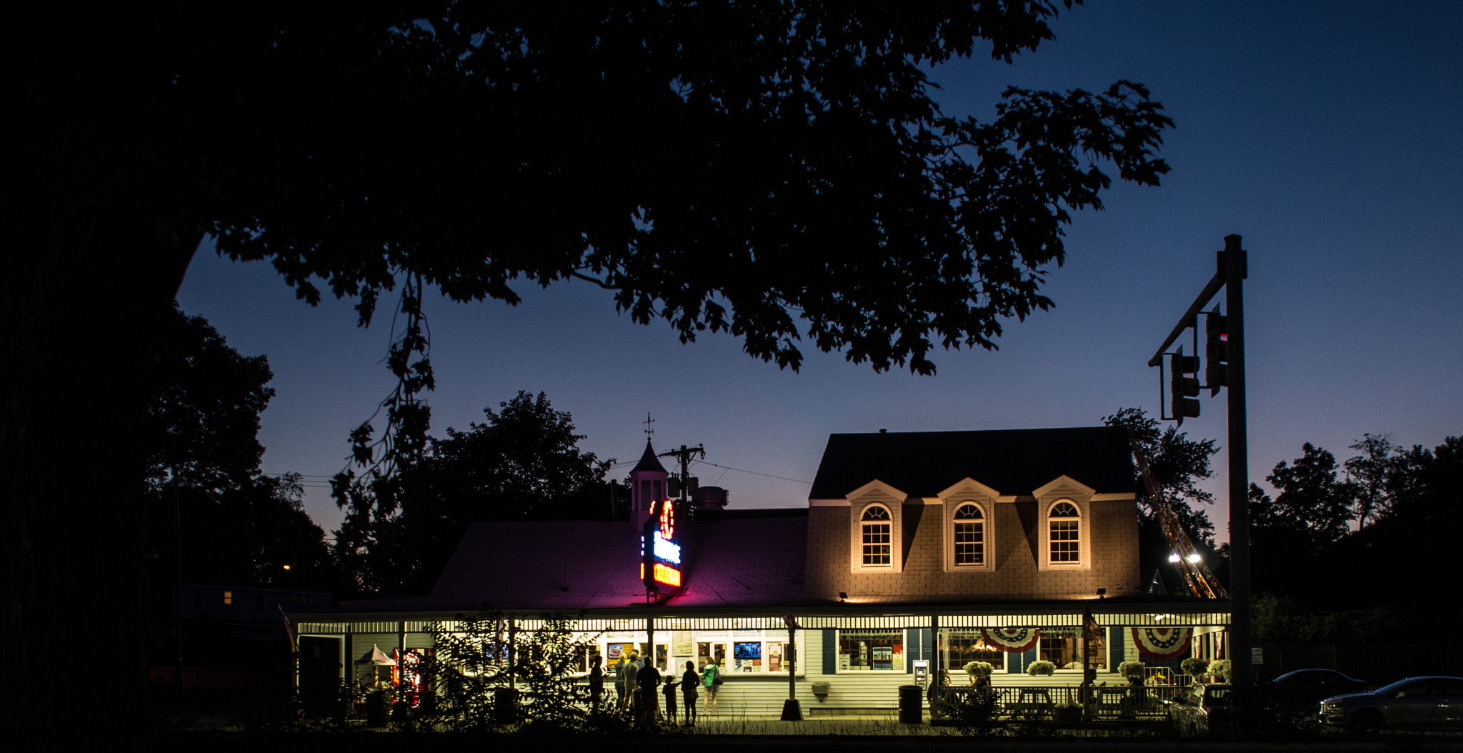 Olympus PEN E-PM2 + Olympus M.Zuiko Digital 17mm F2.8 Pancake sample photo. Ice cream stand in summer night photography