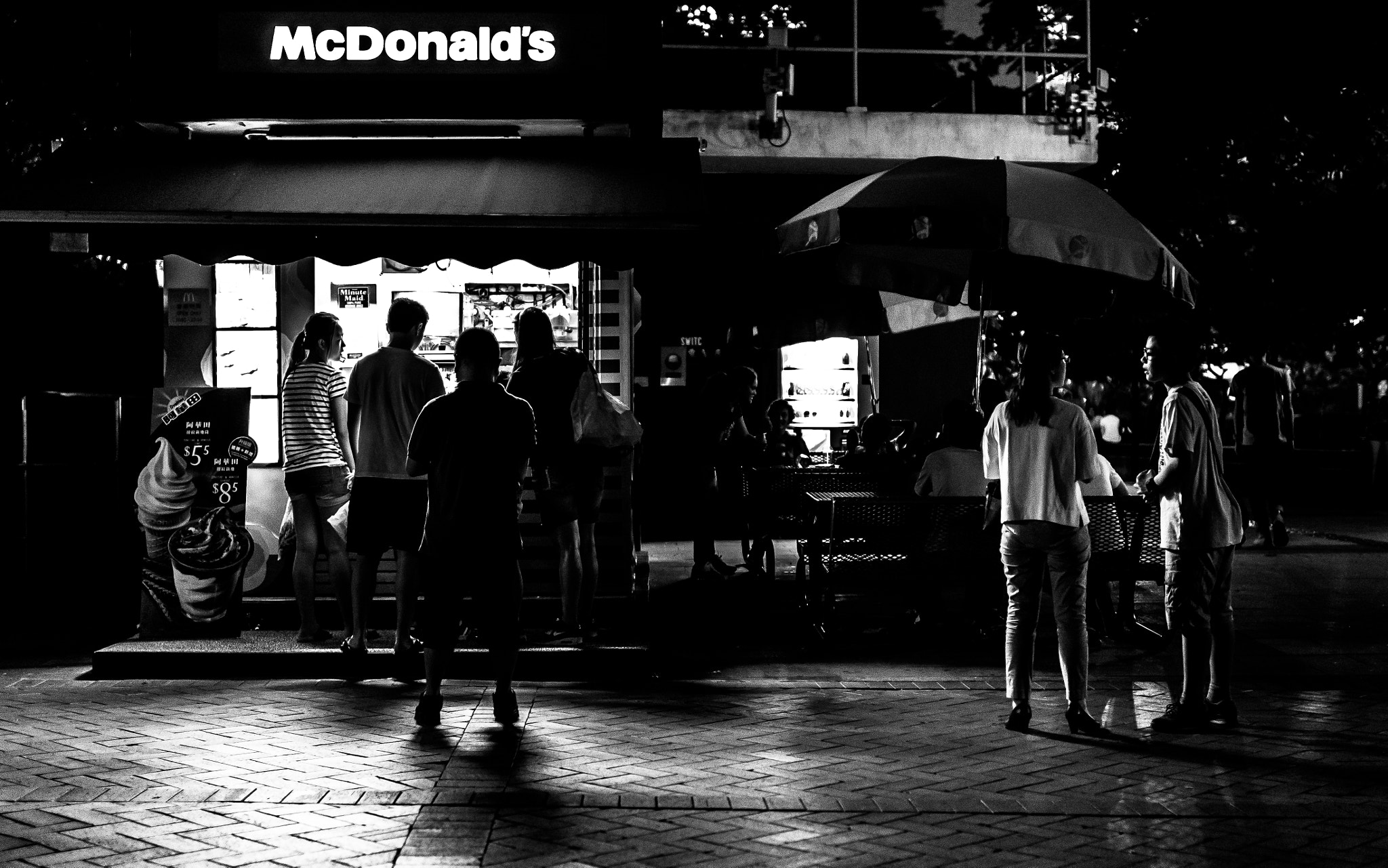 Nikon D610 + Nikon AF-S Nikkor 35mm F1.4G sample photo. Mcdonald's kiosk photography