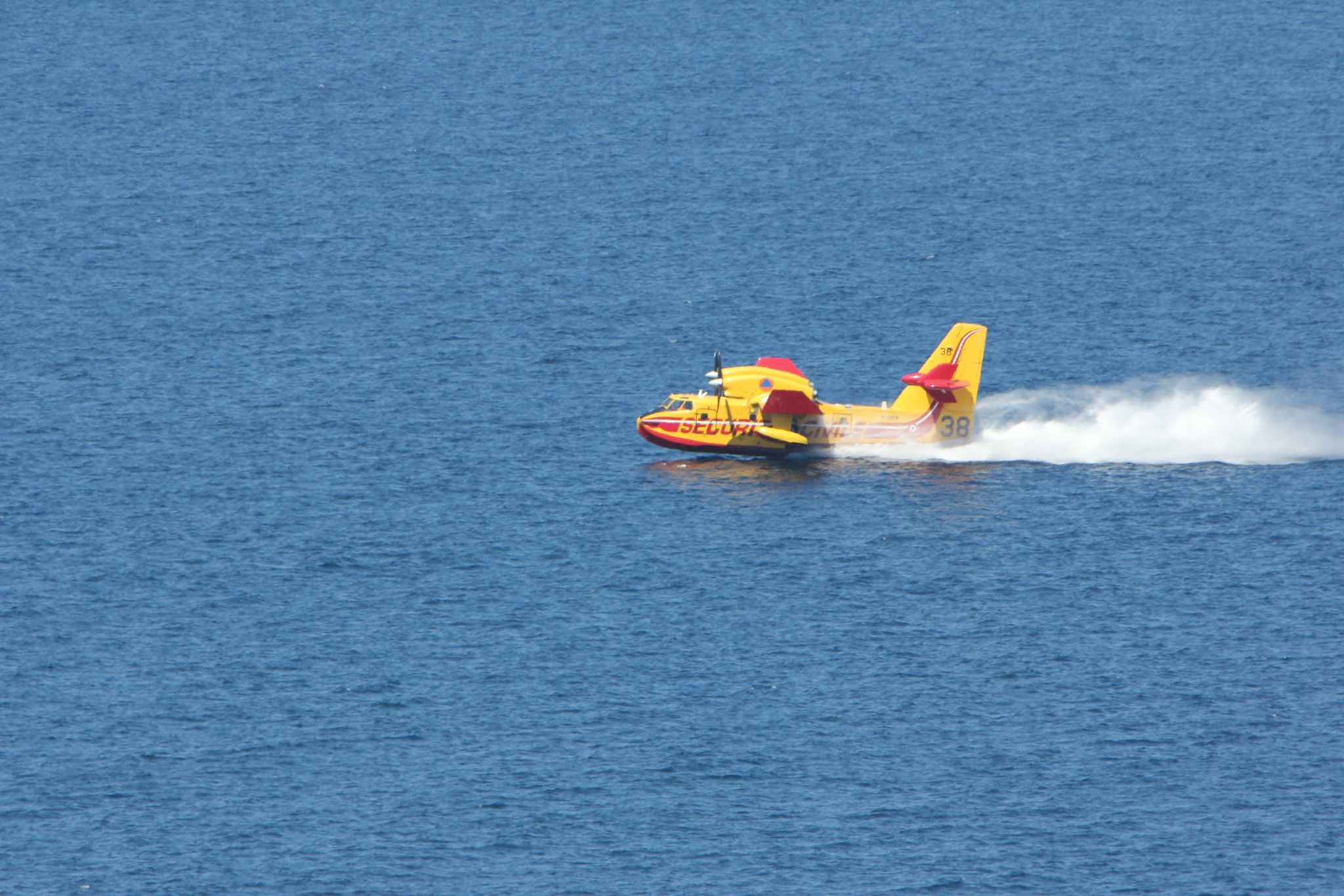 Canon EF 70-200mm F2.8L IS USM sample photo. Canadair remplisssage soutes photography