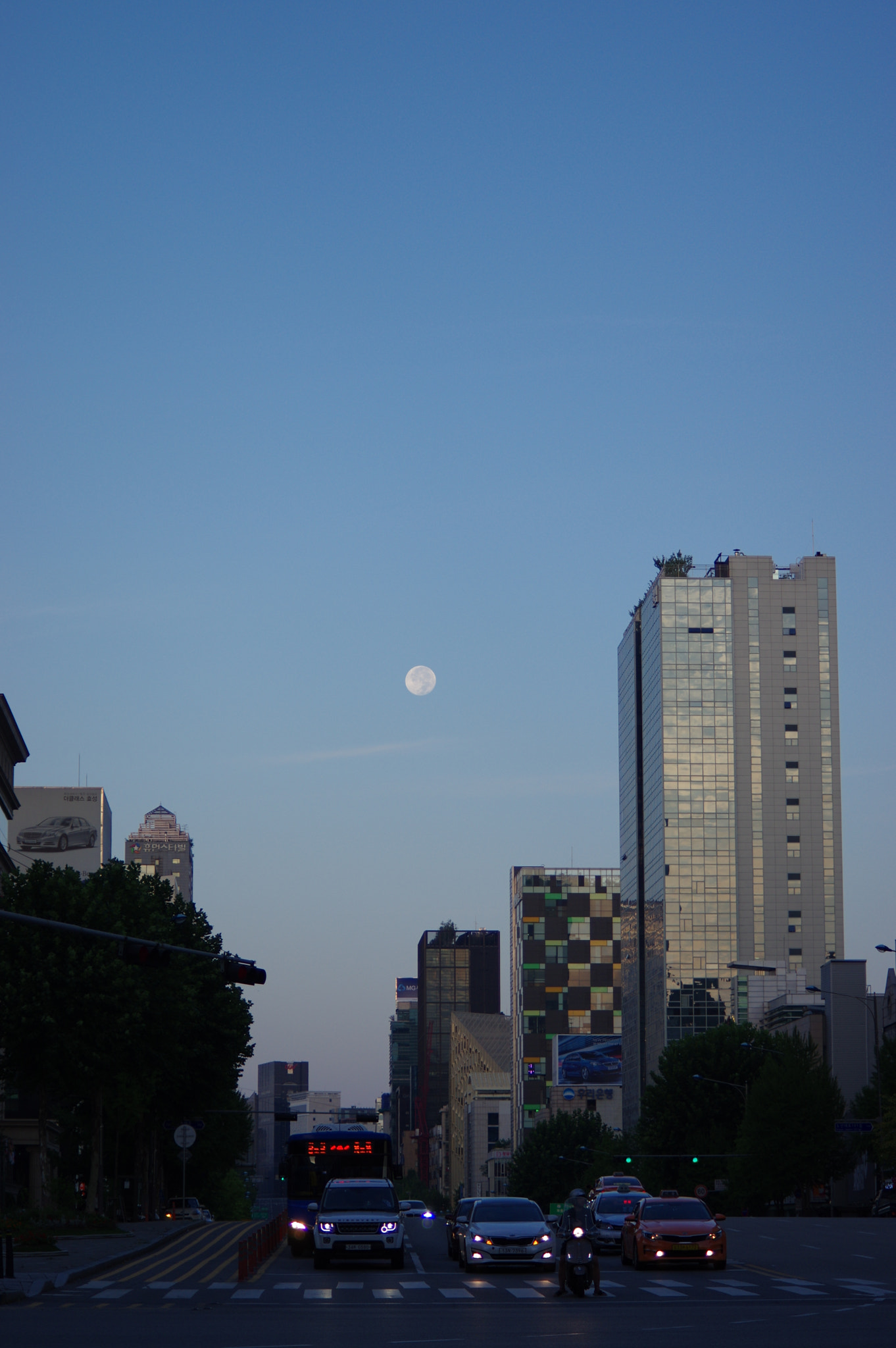 HD Pentax DA 55-300mm F4.0-5.8 ED WR sample photo. Morning moon photography