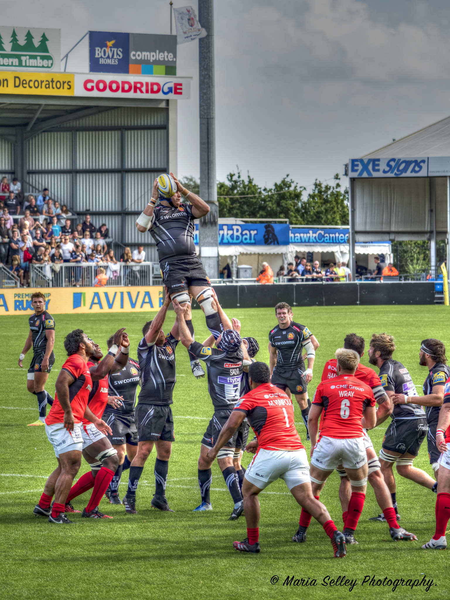 Olympus OM-D E-M5 II + LEICA DG 100-400/F4.0-6.3 sample photo. Rugby catch photography