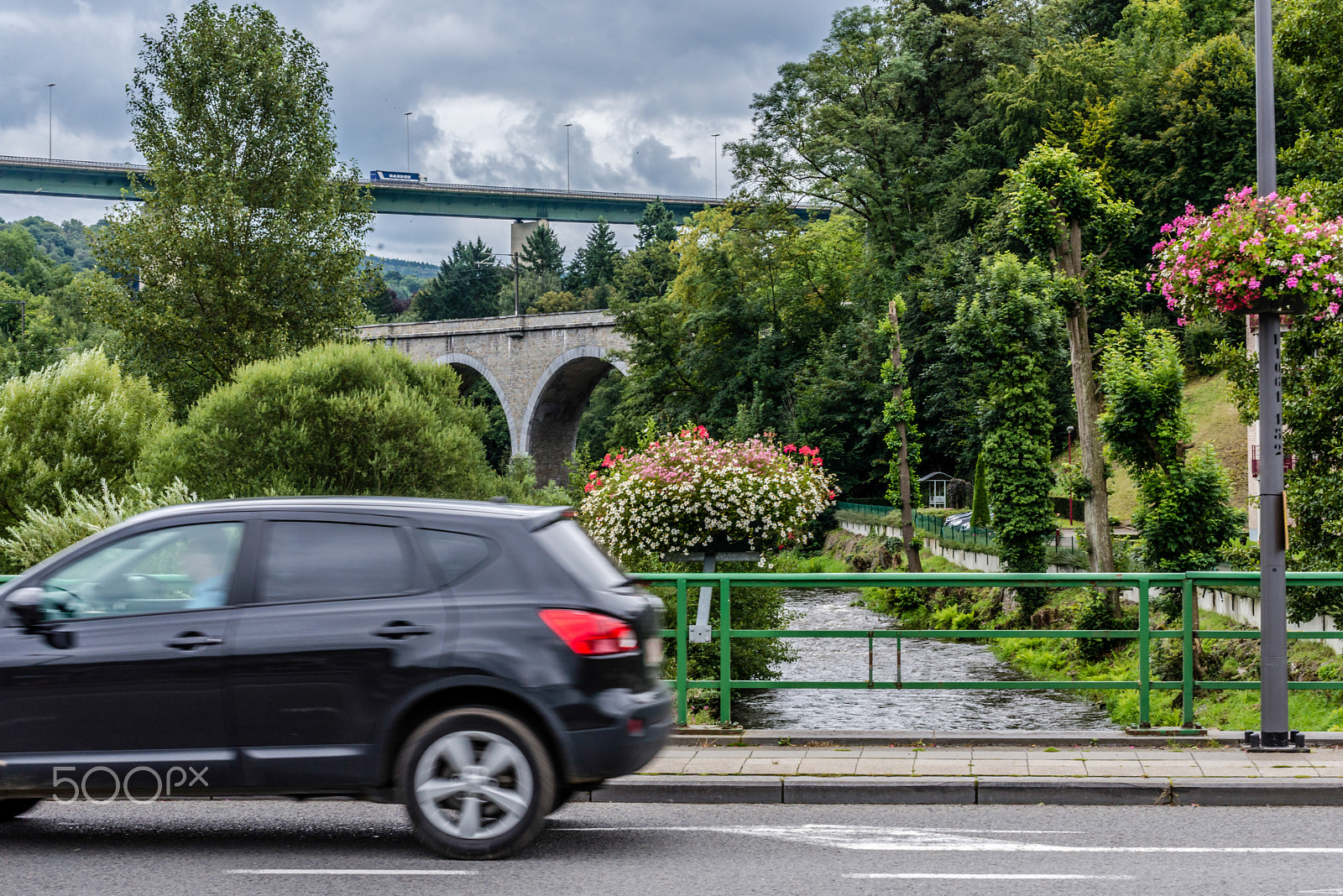 Nikon D600 sample photo. Voiture sur la route et camion sur le viaduc photography