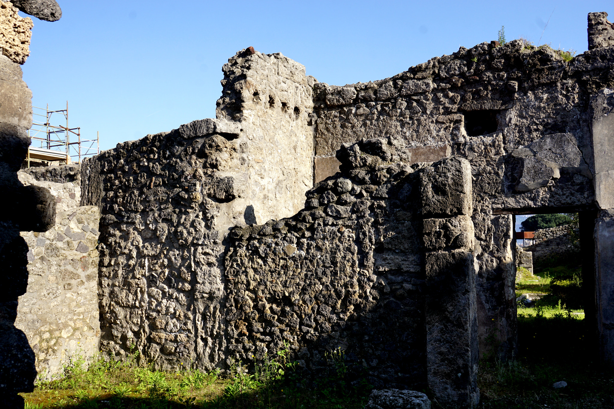 Sony Sonnar T* E 24mm F1.8 ZA sample photo. Pompeii - ancient architecture photography