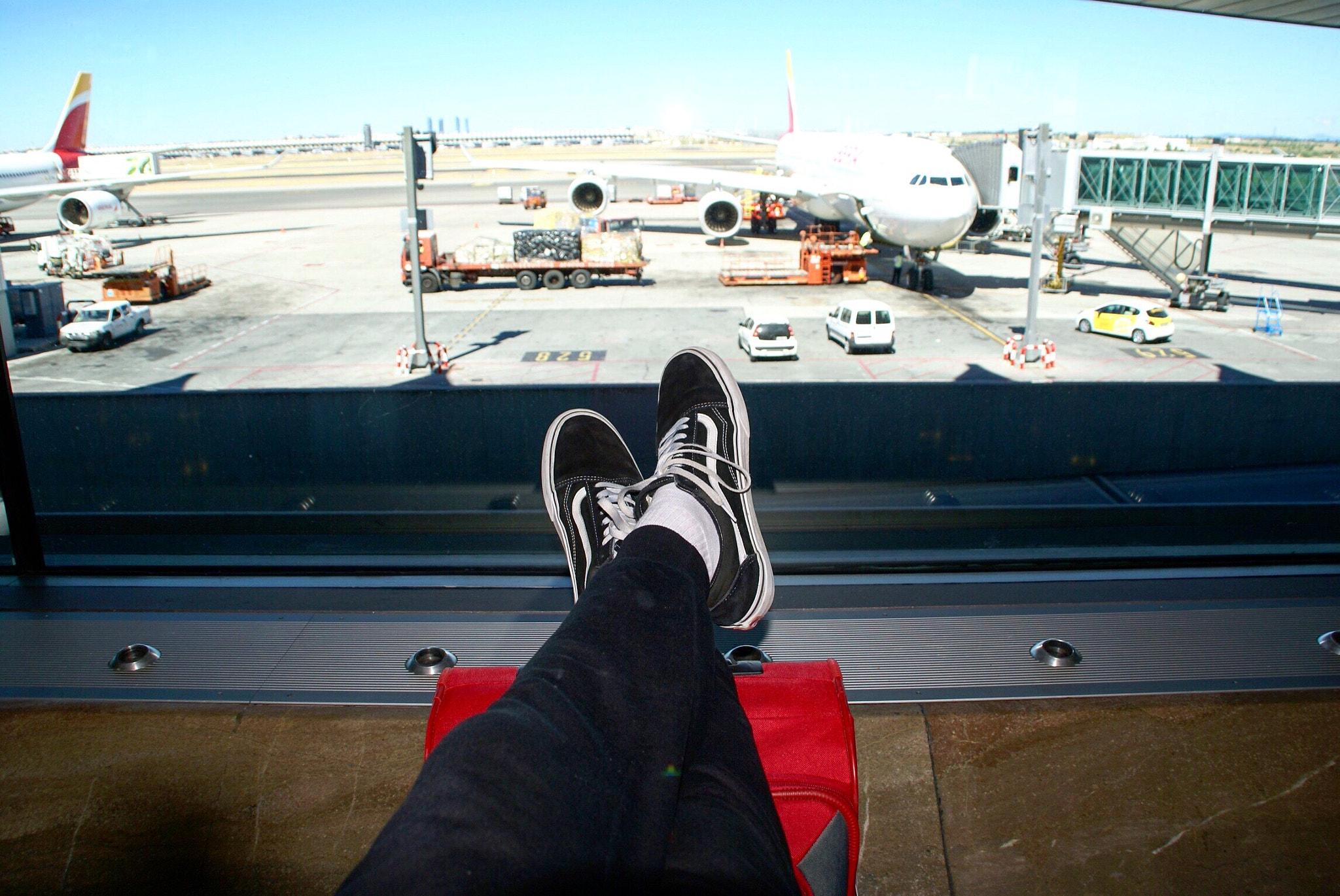 Sony Alpha DSLR-A100 sample photo. Waiting for my flight to quito. photography