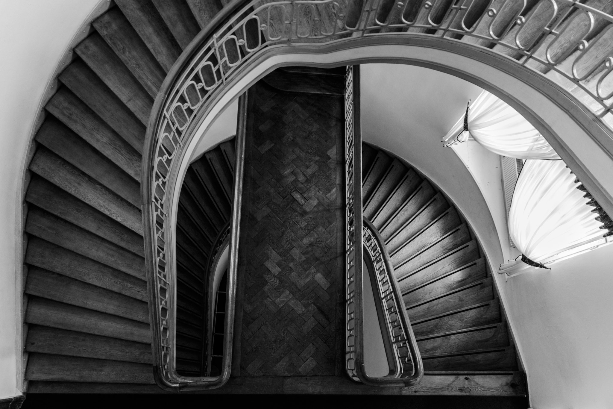 Canon EOS 750D (EOS Rebel T6i / EOS Kiss X8i) sample photo. Black stairs photography