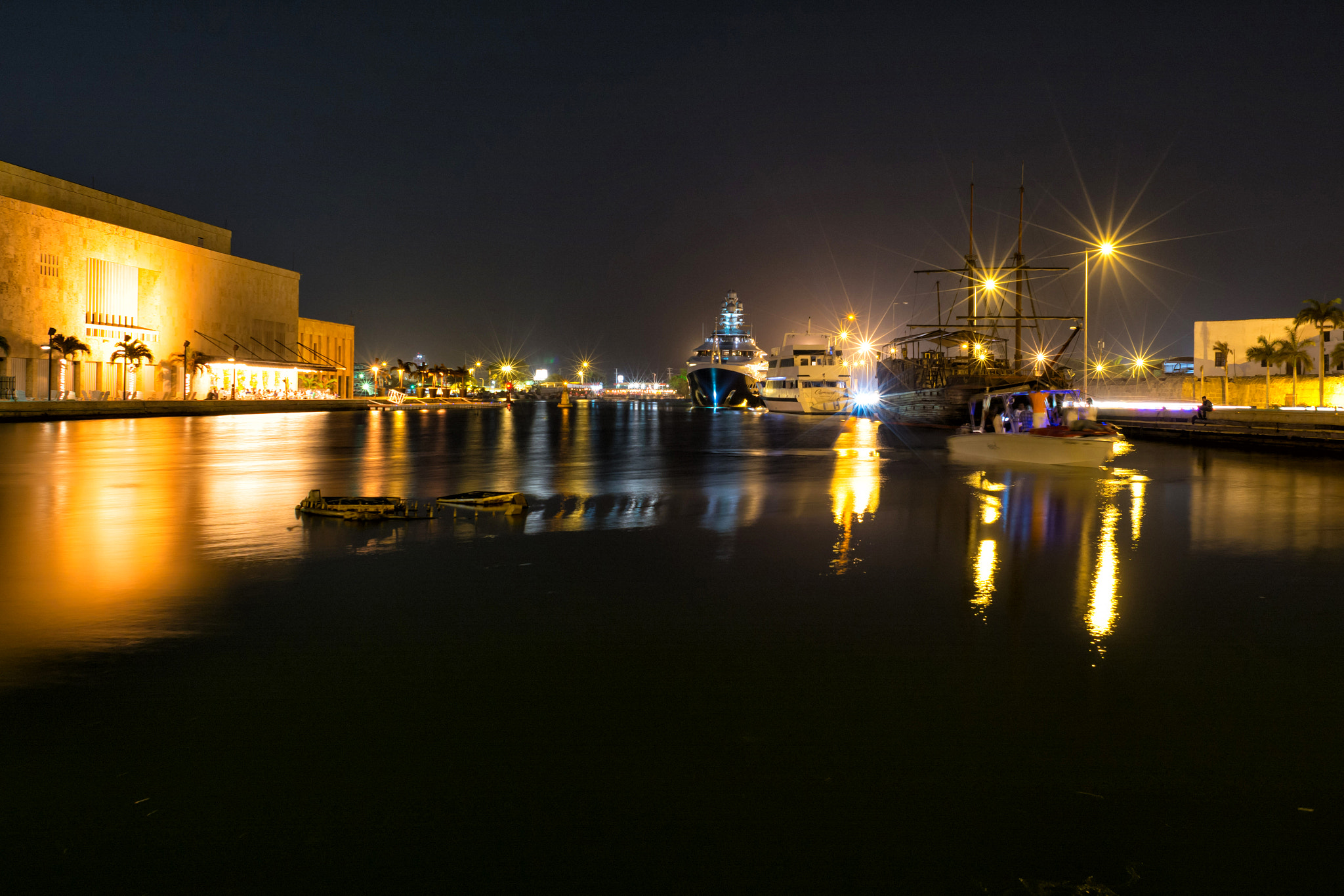 Nikon D7100 + Nikon AF Nikkor 20mm F2.8D sample photo. Calm harbor photography