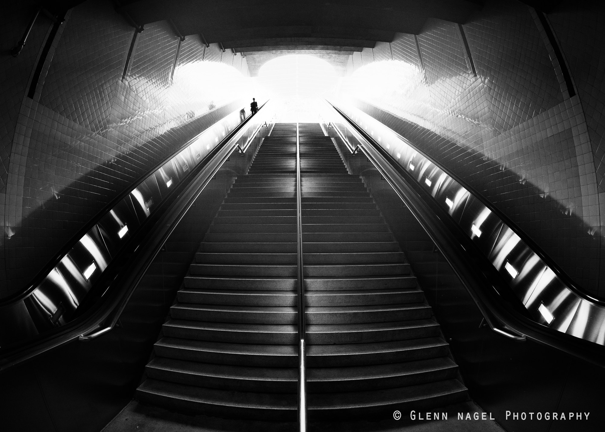 Nikon D800 + Sigma 15mm F2.8 EX DG Diagonal Fisheye sample photo. La subway photography