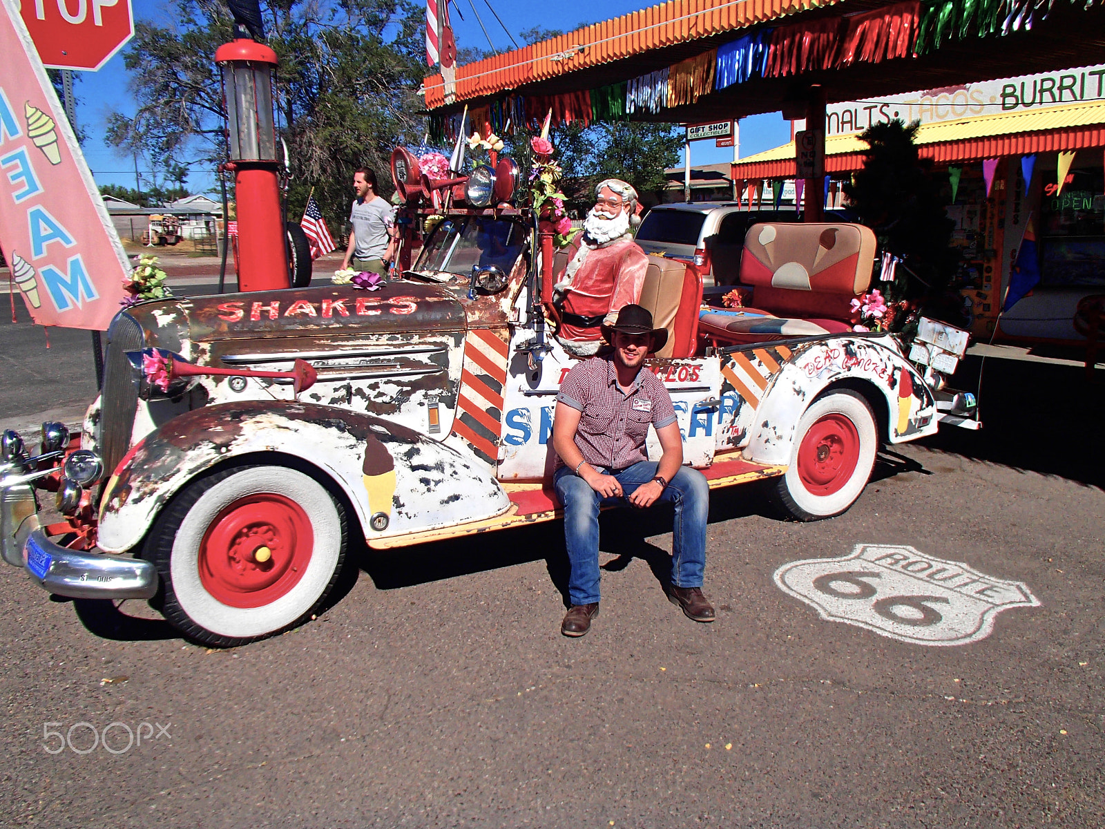 Olympus TG-820 sample photo. Old american car in road 66 photography