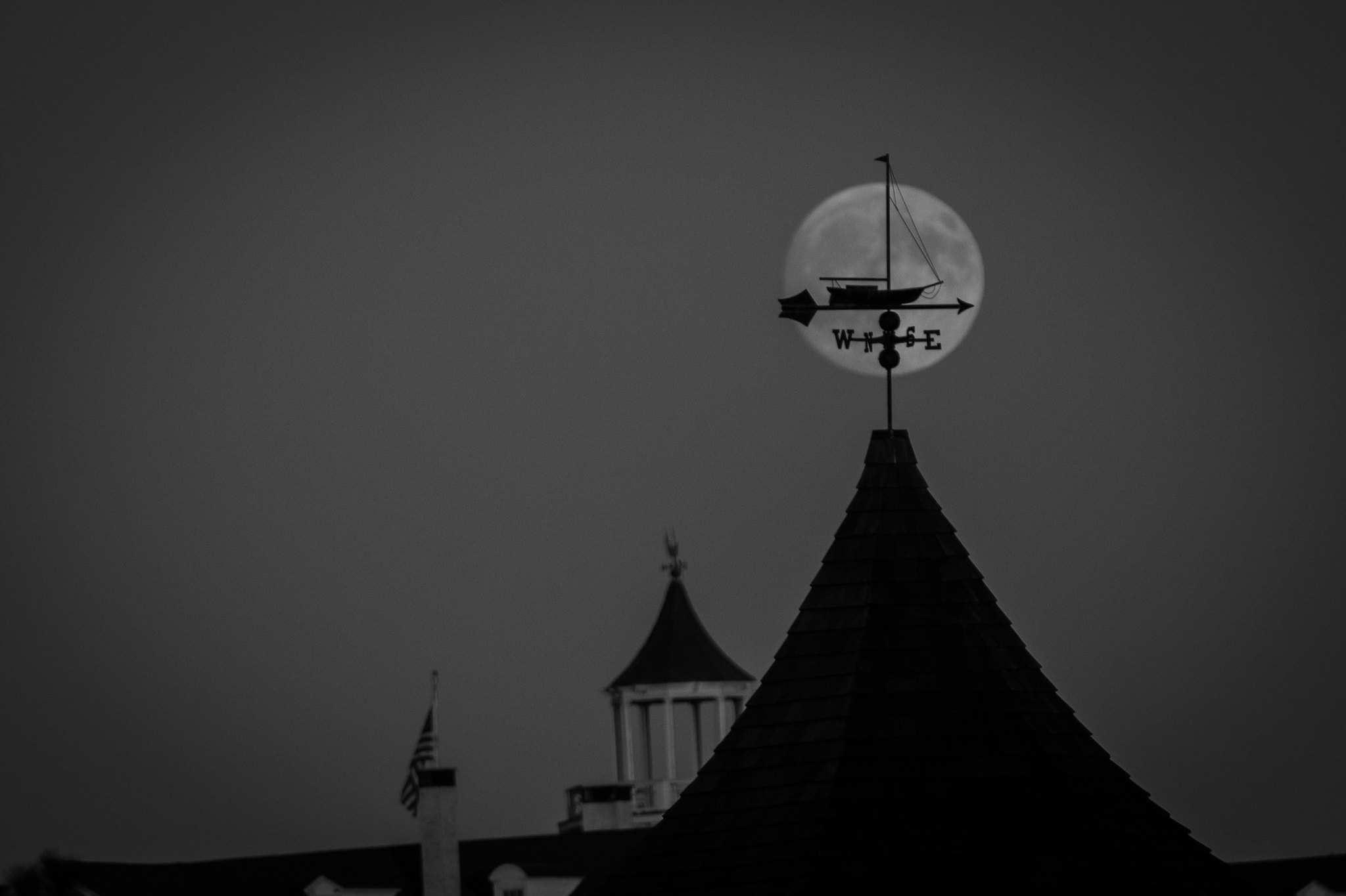 Canon EF 70-200mm F4L USM sample photo. Full moon right on track photography