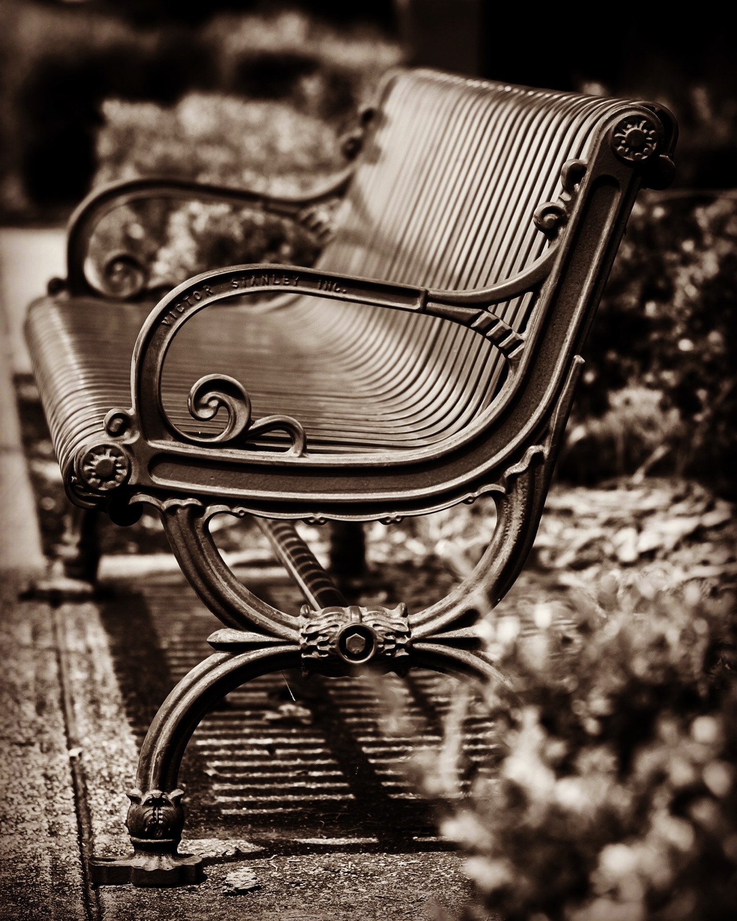 Nikon D3300 + Sigma 85mm F1.4 EX DG HSM sample photo. Lonely old photo photography