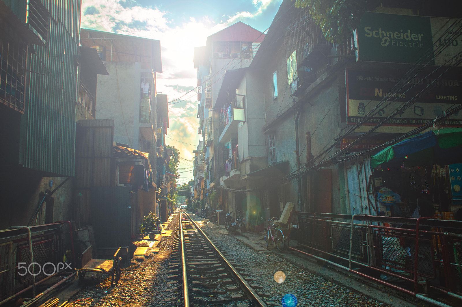 Nikon D90 + Sigma 18-200mm F3.5-6.3 DC sample photo. The sunlight of autumn photography