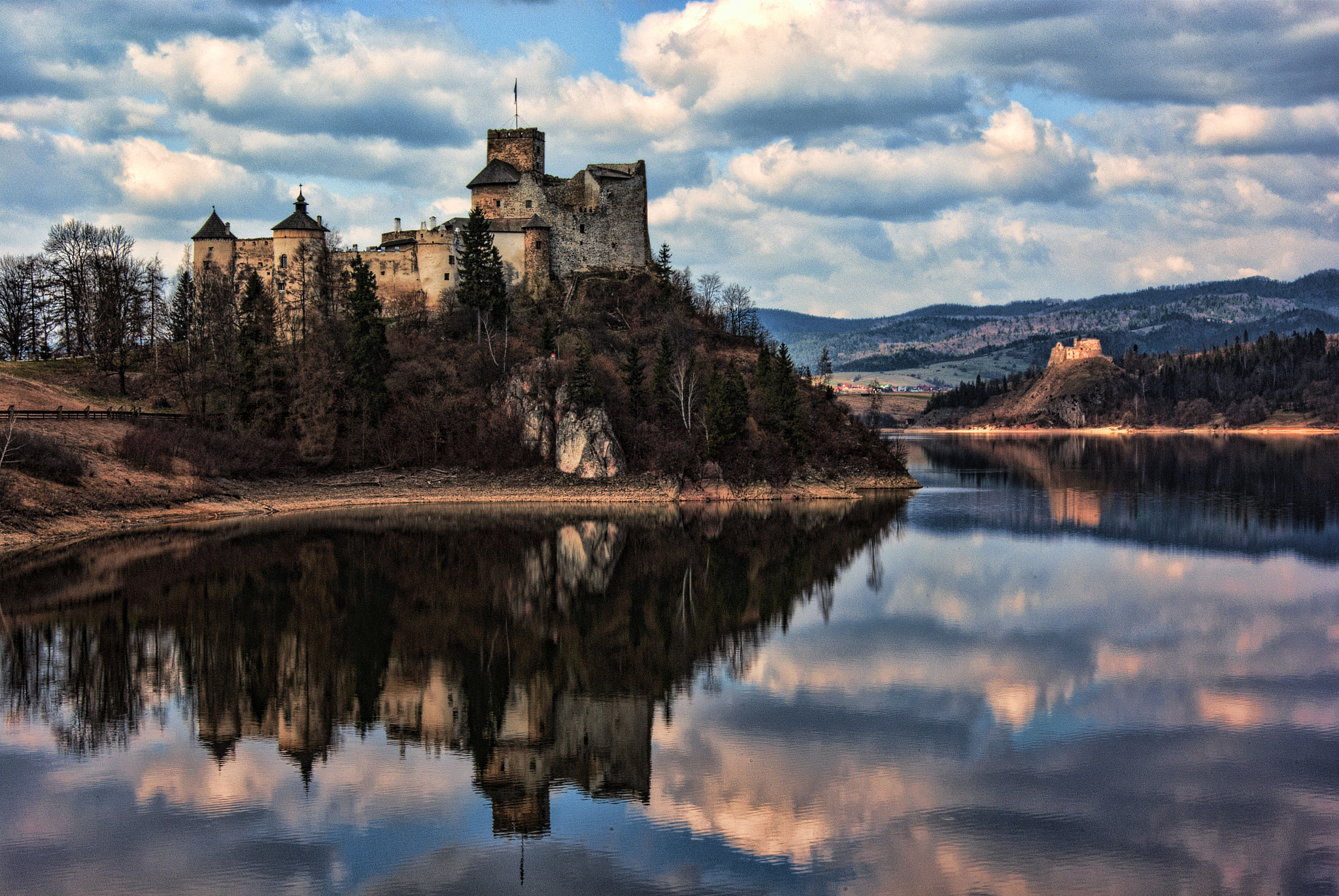 Pentax K200D sample photo. Castle on the lake photography
