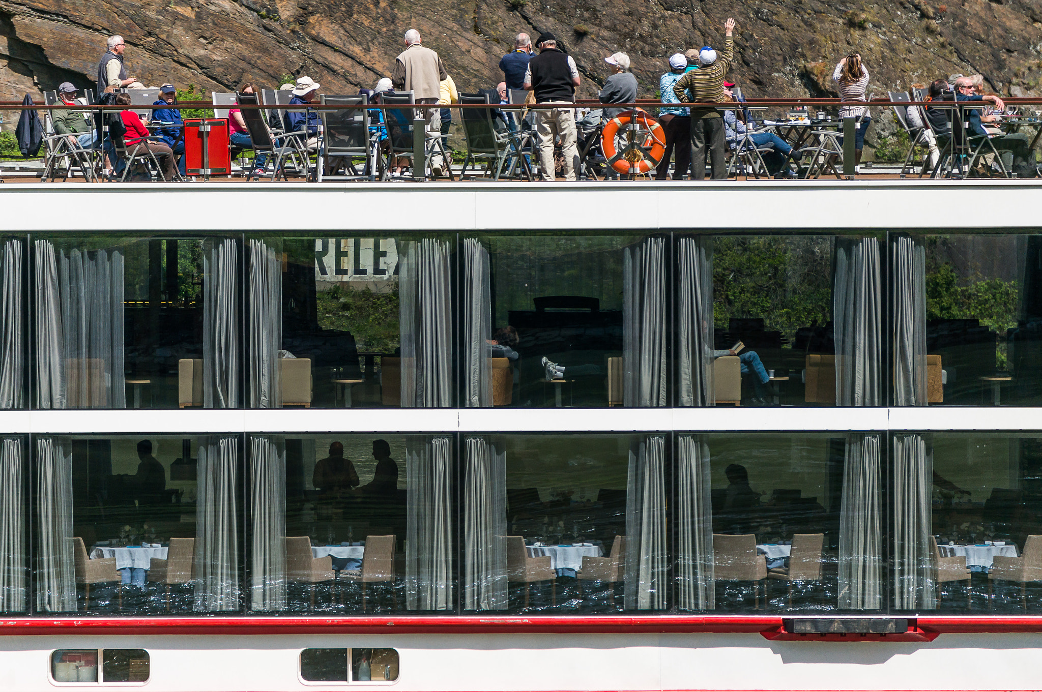 Sony Alpha NEX-6 + Sony E 55-210mm F4.5-6.3 OSS sample photo. Floating hotel at loreley rock photography