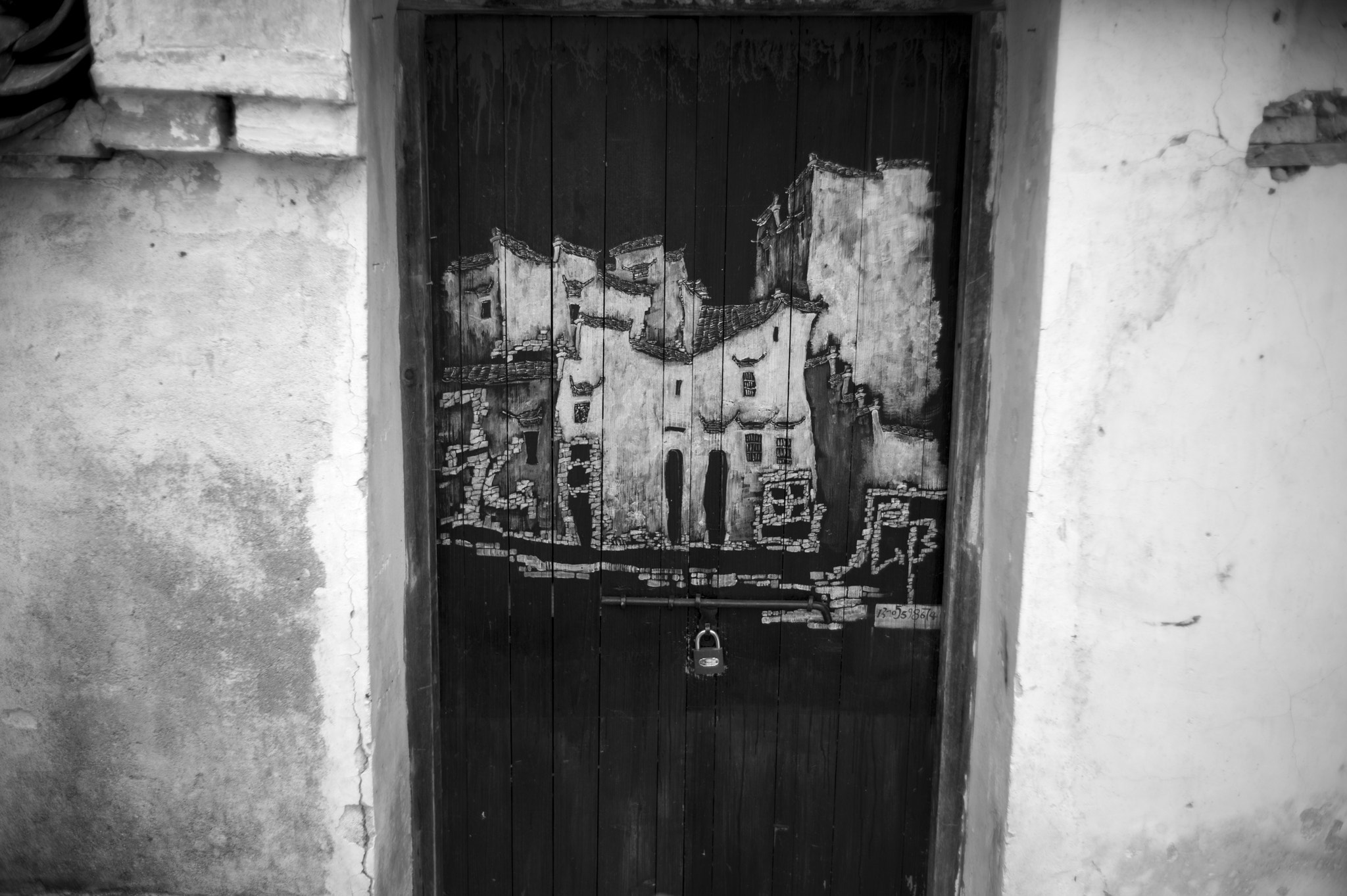 Leica Summicron-M 28mm F2 ASPH sample photo. Moon marsh on the door photography