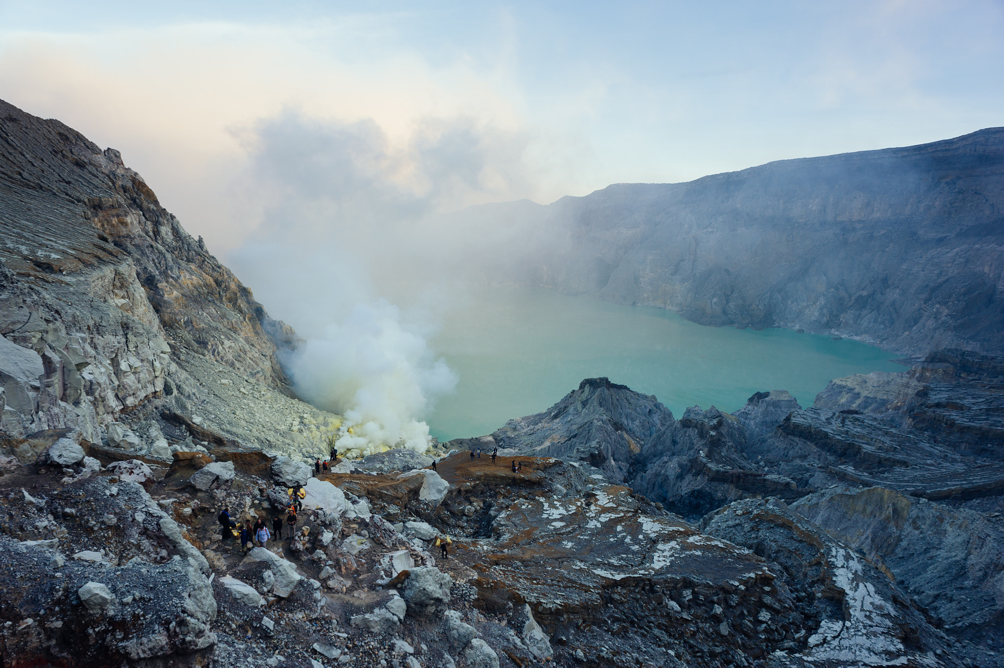 Nikon D700 + Nikon AF Nikkor 20mm F2.8D sample photo. Mount ijen, indonesia photography