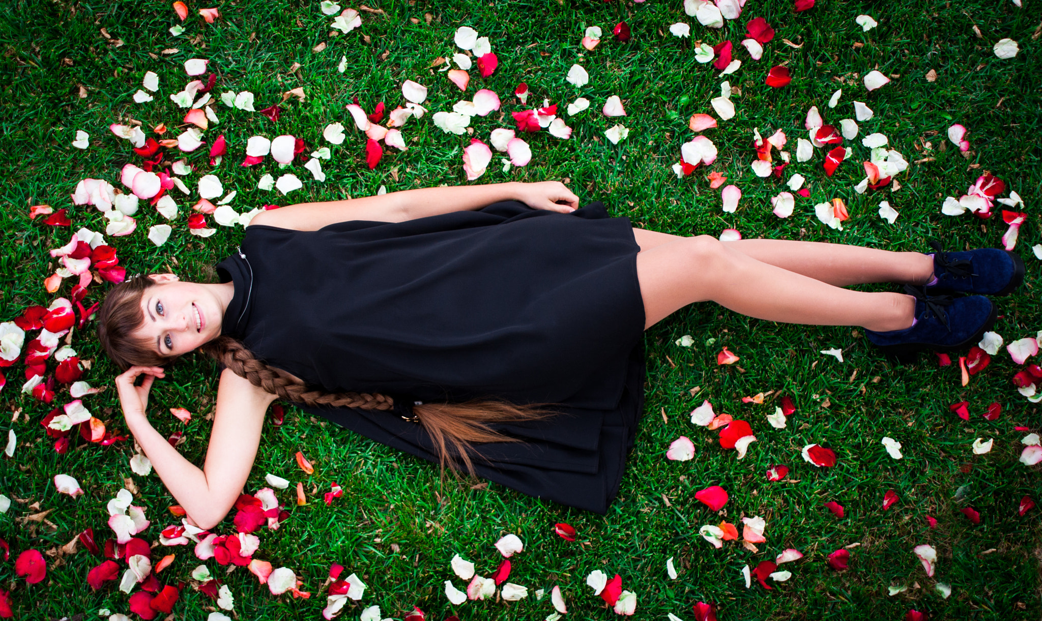 Canon EF 28-200mm F3.5-5.6 USM sample photo. Sweet girl in flower photography