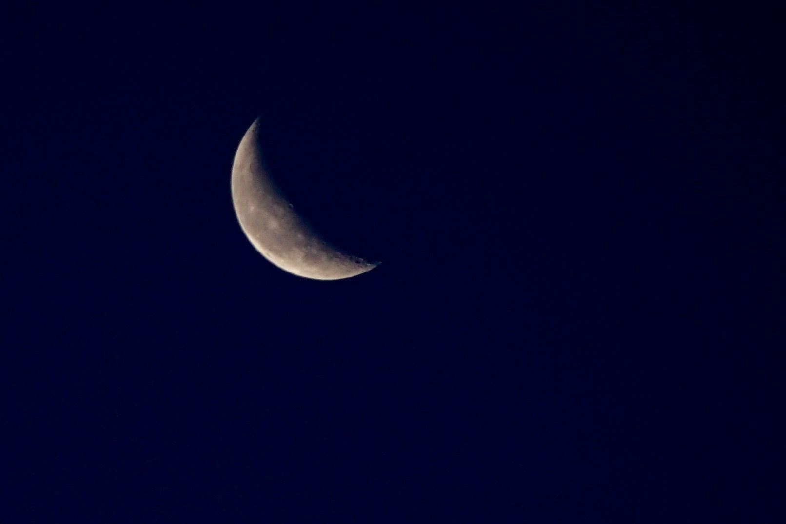 Sony E 55-210mm F4.5-6.3 OSS sample photo. La luna photography
