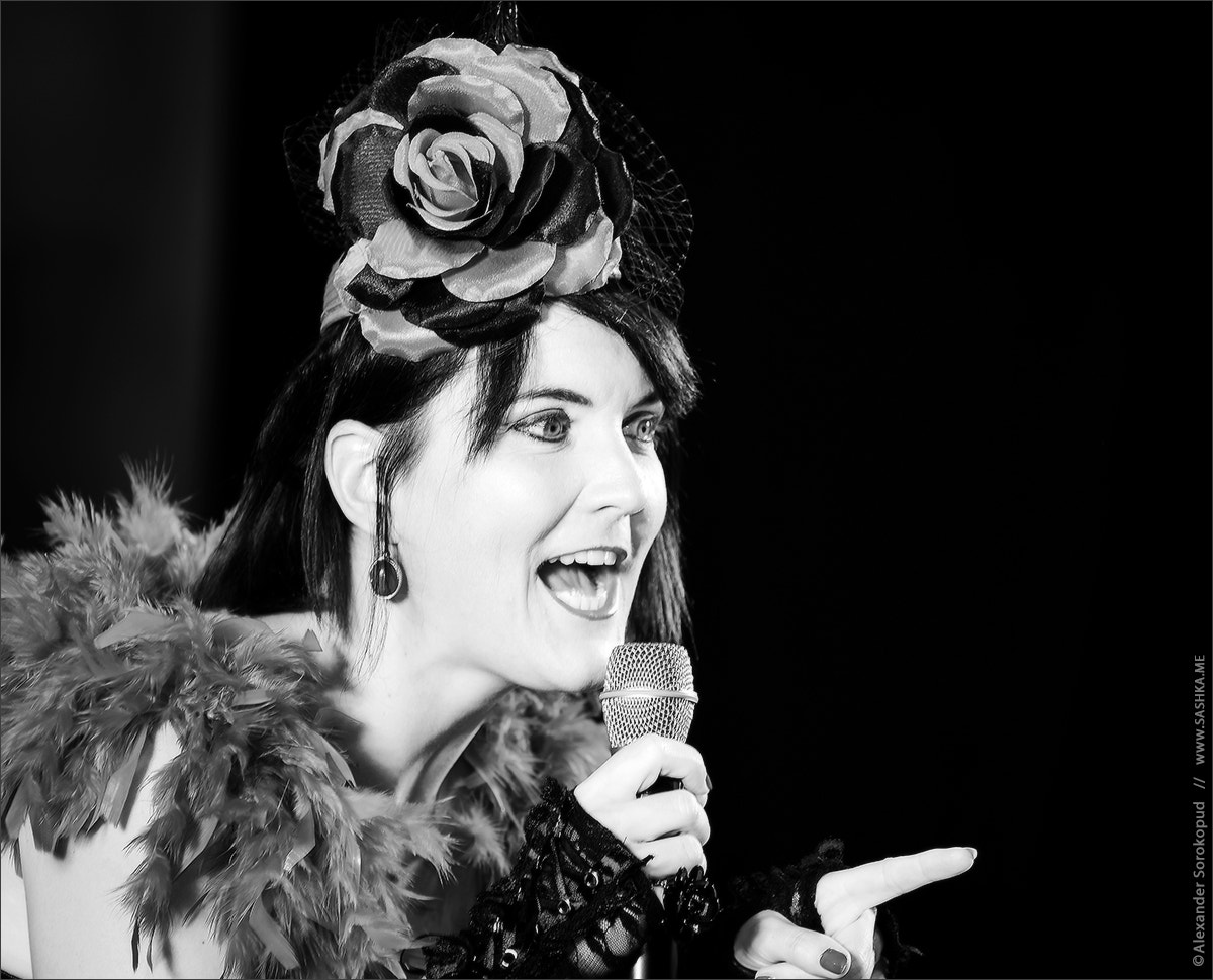 Minolta AF 80-200mm F2.8 HS-APO G sample photo. Christel kern singing chanson. portrait of french actress. scene photography