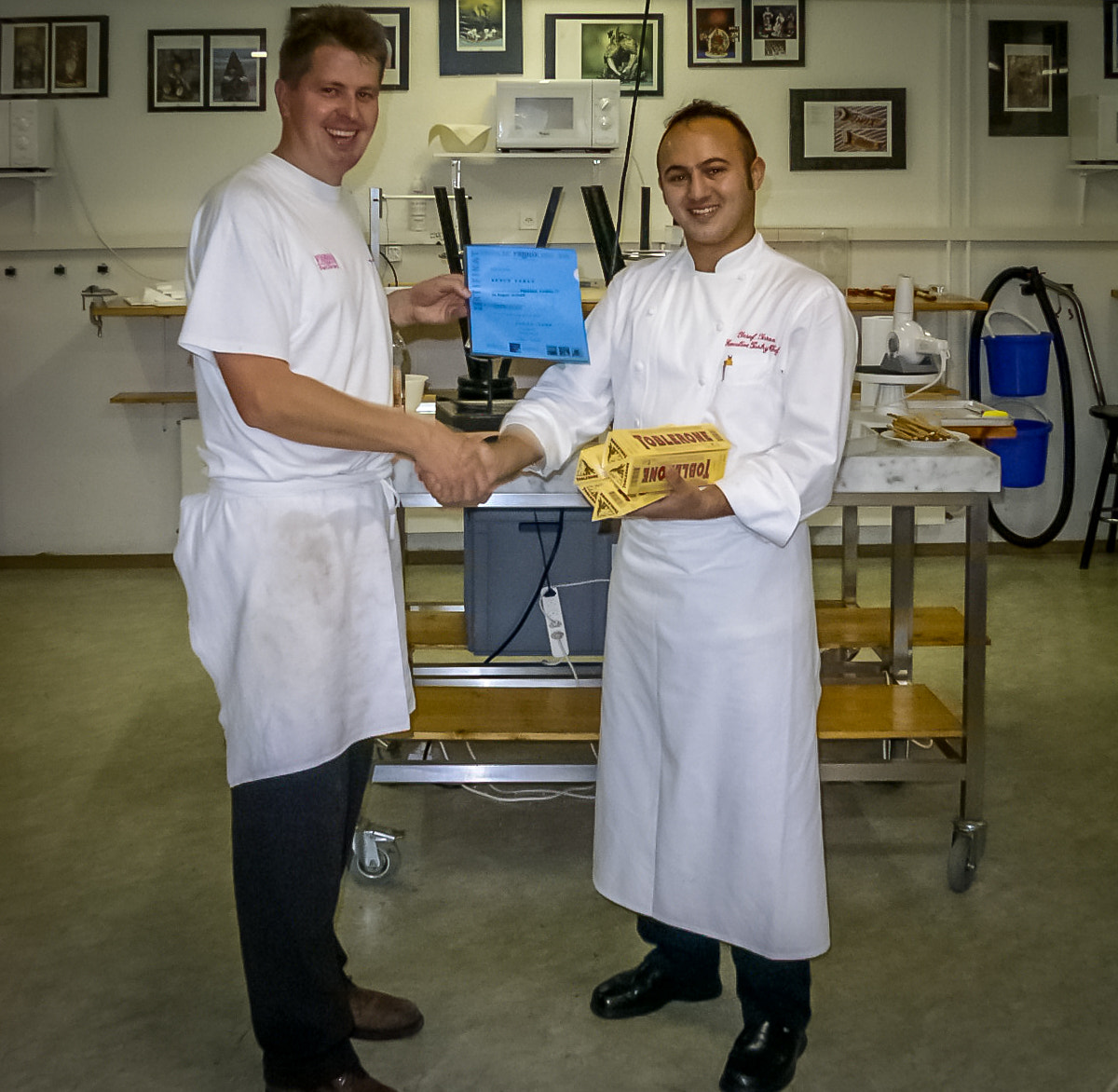 KONICA MINOLTA DiMAGE F300 sample photo. Chefs photography