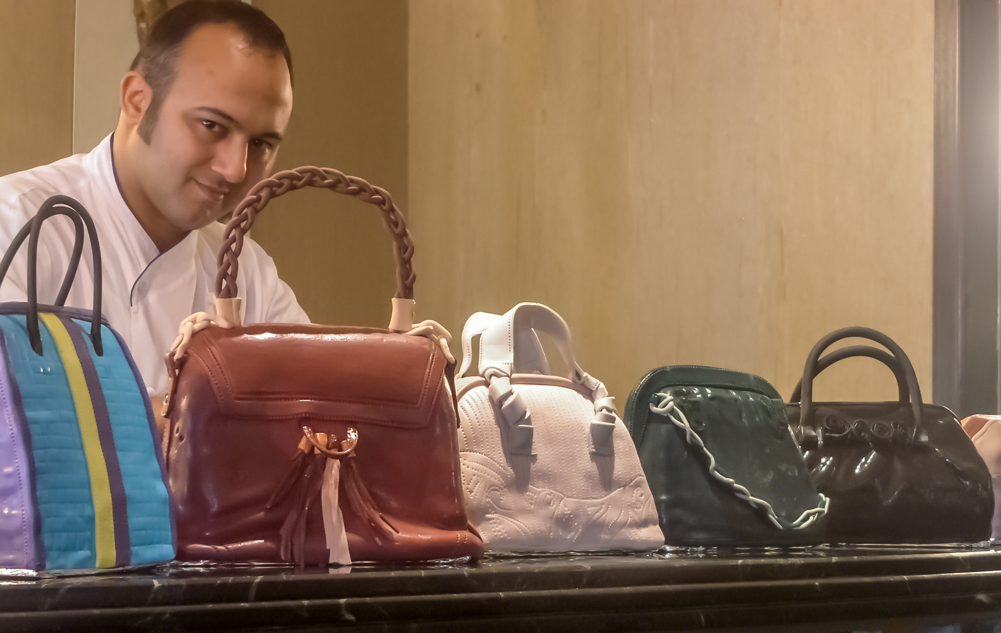 KONICA MINOLTA DiMAGE F300 sample photo. Lady bag cakes photography