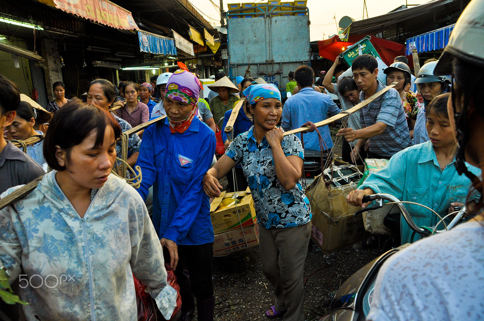 Nikon D90 + Sigma 18-200mm F3.5-6.3 DC sample photo. Long bien market in early morning photography