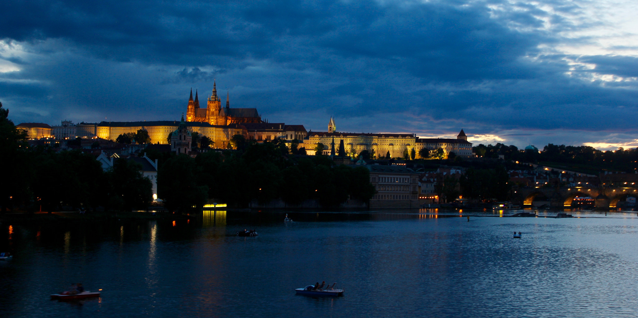 Canon EOS 550D (EOS Rebel T2i / EOS Kiss X4) sample photo. Evening prague photography
