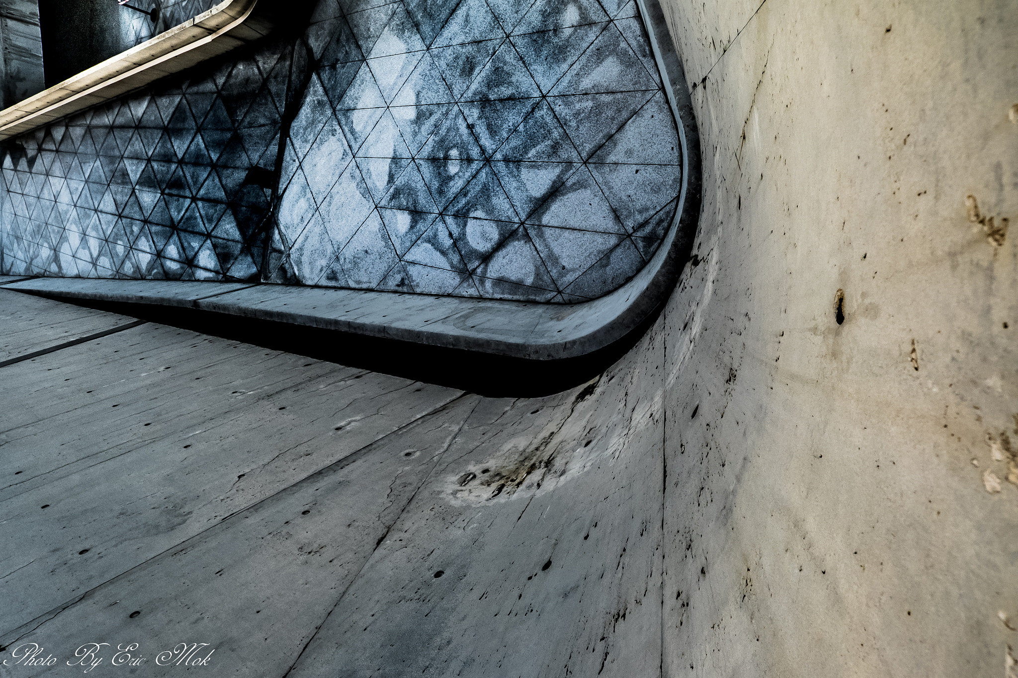 ZEISS Touit 12mm F2.8 sample photo. Srtaight and curved photography