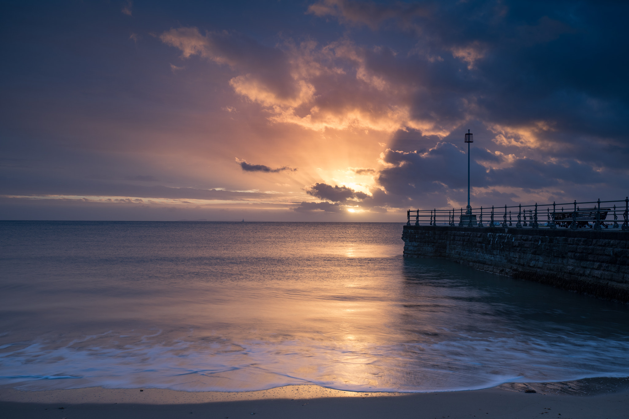Canon EOS 5D Mark IV + Canon EF 16-35mm F4L IS USM sample photo. Swanage pier photography